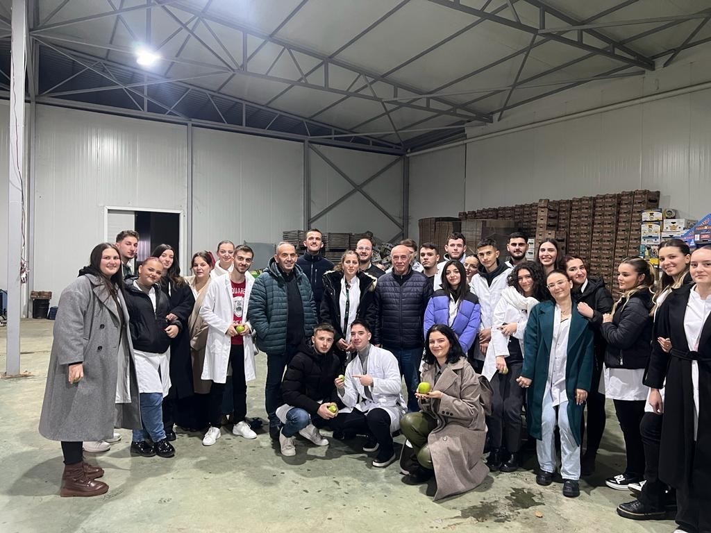 Studentët e Shkencave të Ushqimit dhe Bioteknologjisë në UBT zhvilluan një vizitë studimore në kompaninë “Me Agro”