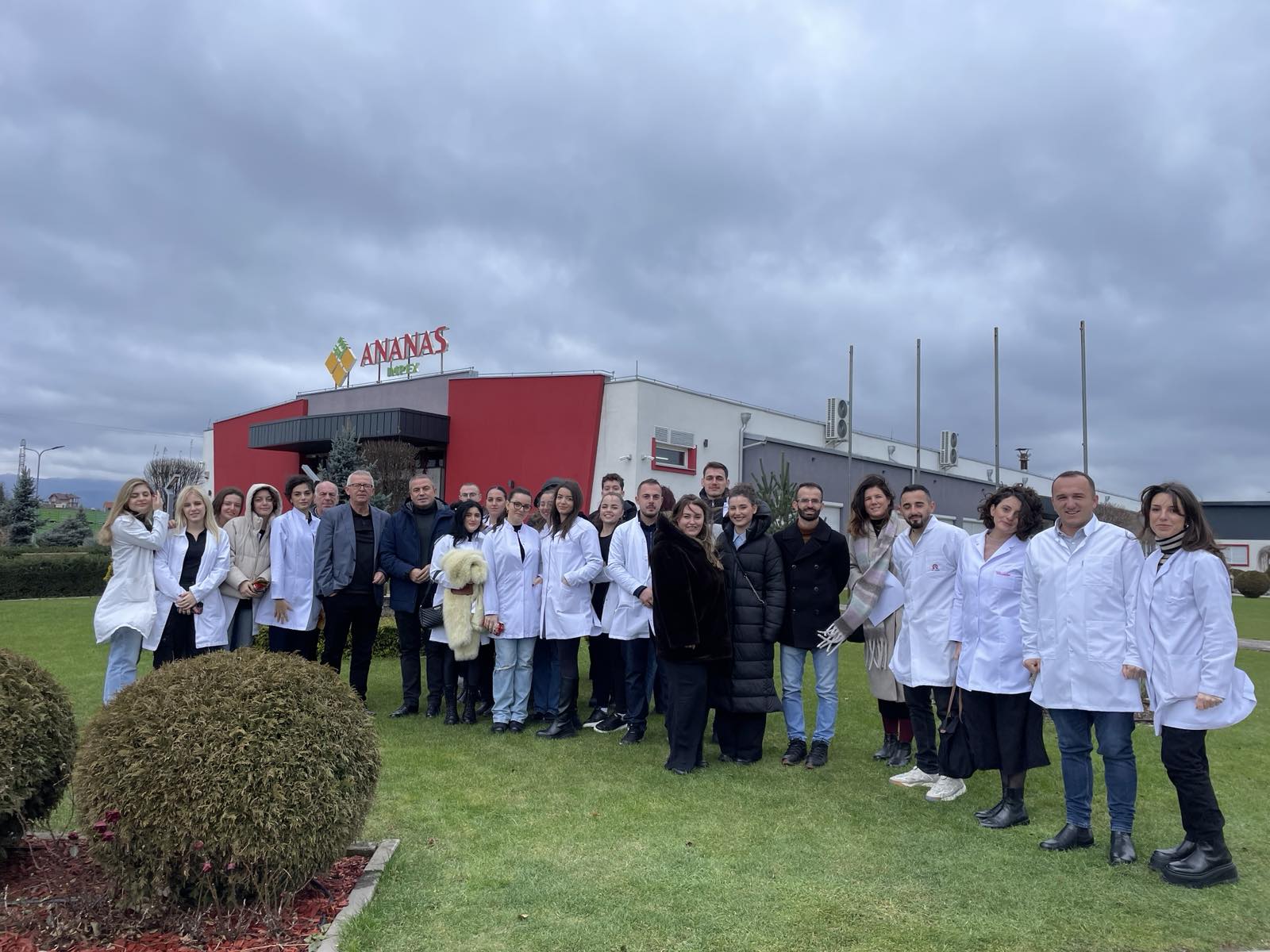 Studentët e Shkencave të Ushqimit dhe Bioteknologjisë në UBT vizituan kompanitë “Ananasi” dhe “Agropeti” në Podujevë