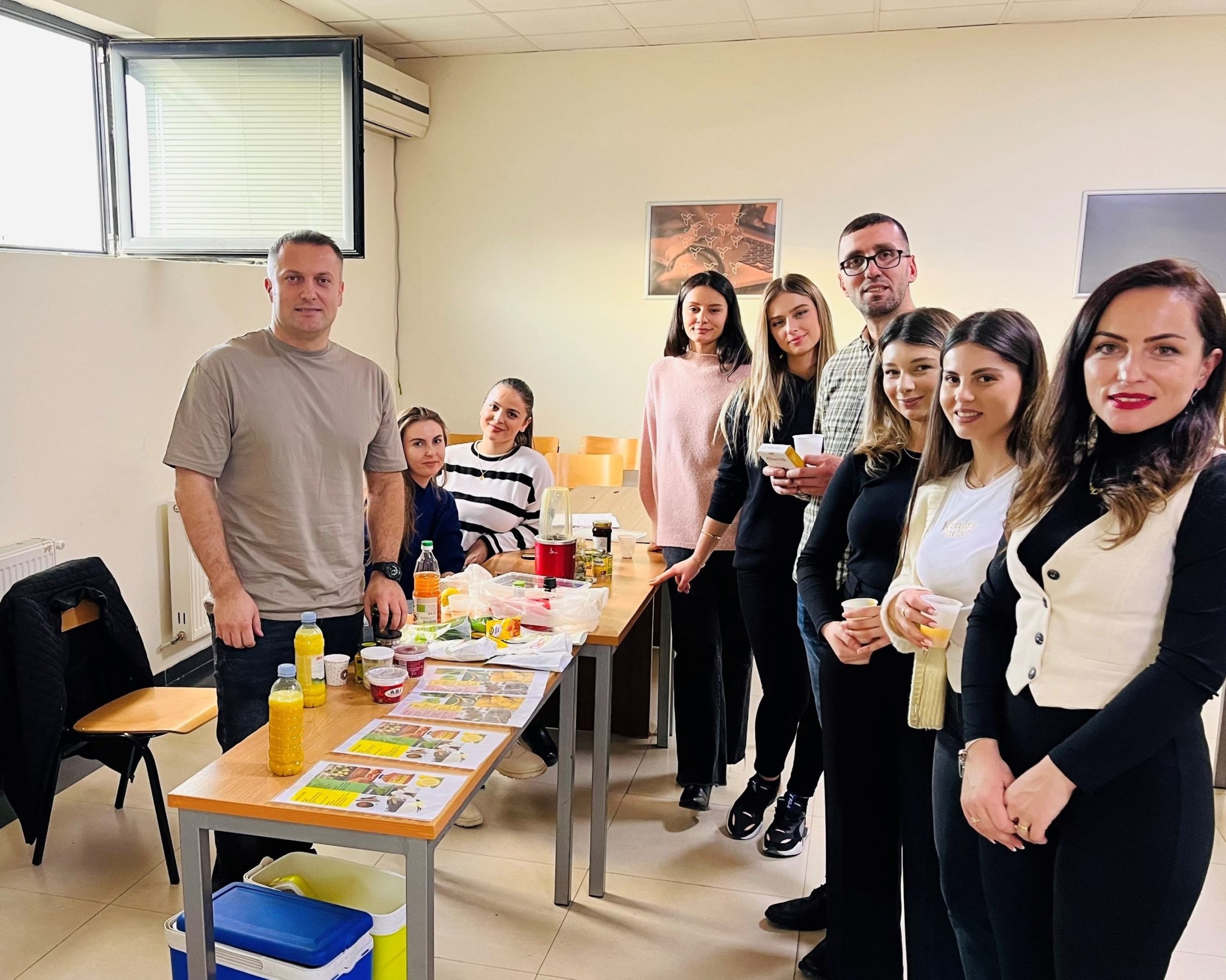 Studentët e Shkencave të Ushqimit me specializim Nutricion në UBT shfaqën produkte ushqimore me vlera ushqyese në një mini panair në kampus