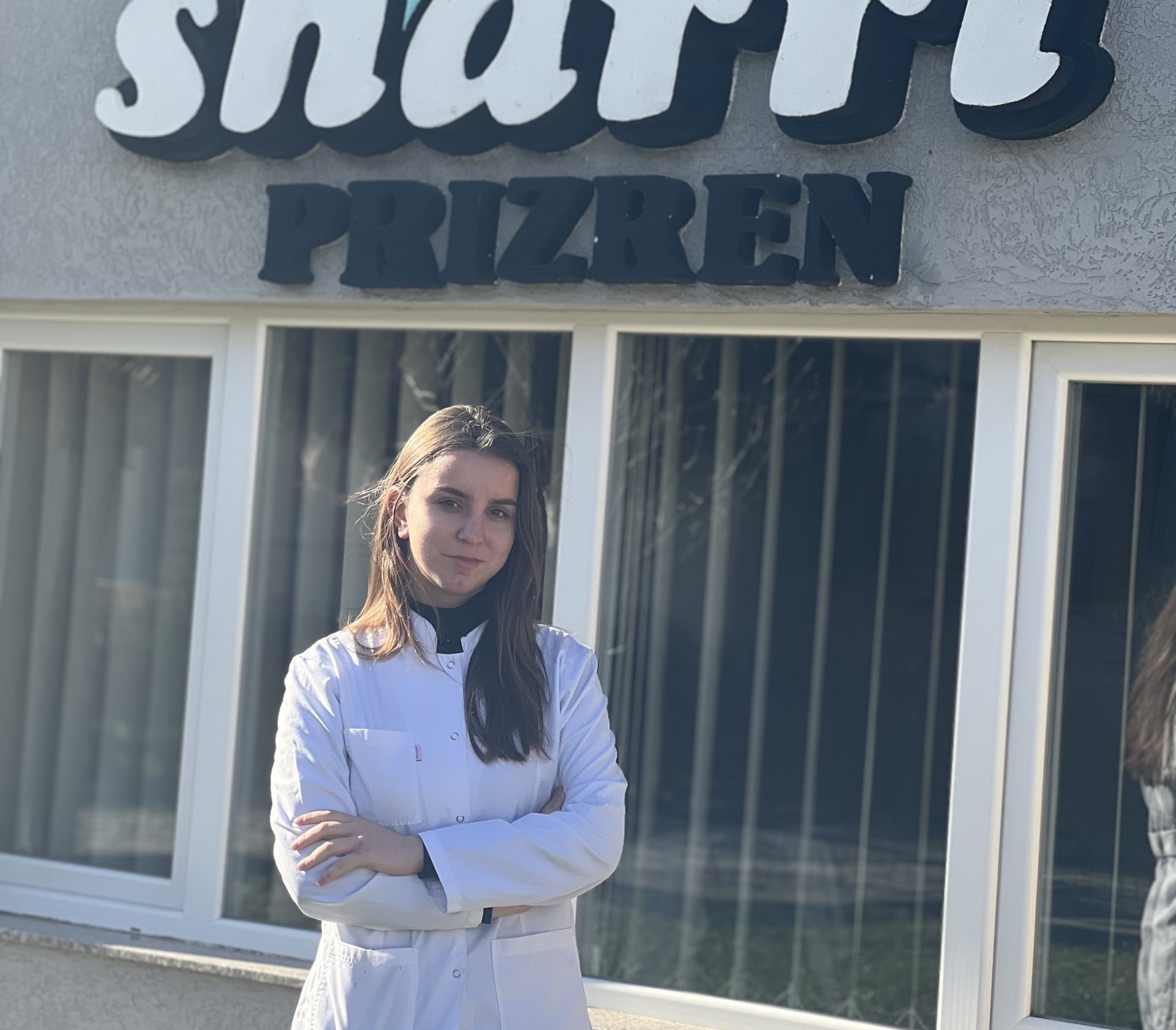 Studentja e Shkencave të Ushqimit dhe Bioteknologjisë në UBT, Djellona Ukaj punësohet në Qumështoren “Sharri”