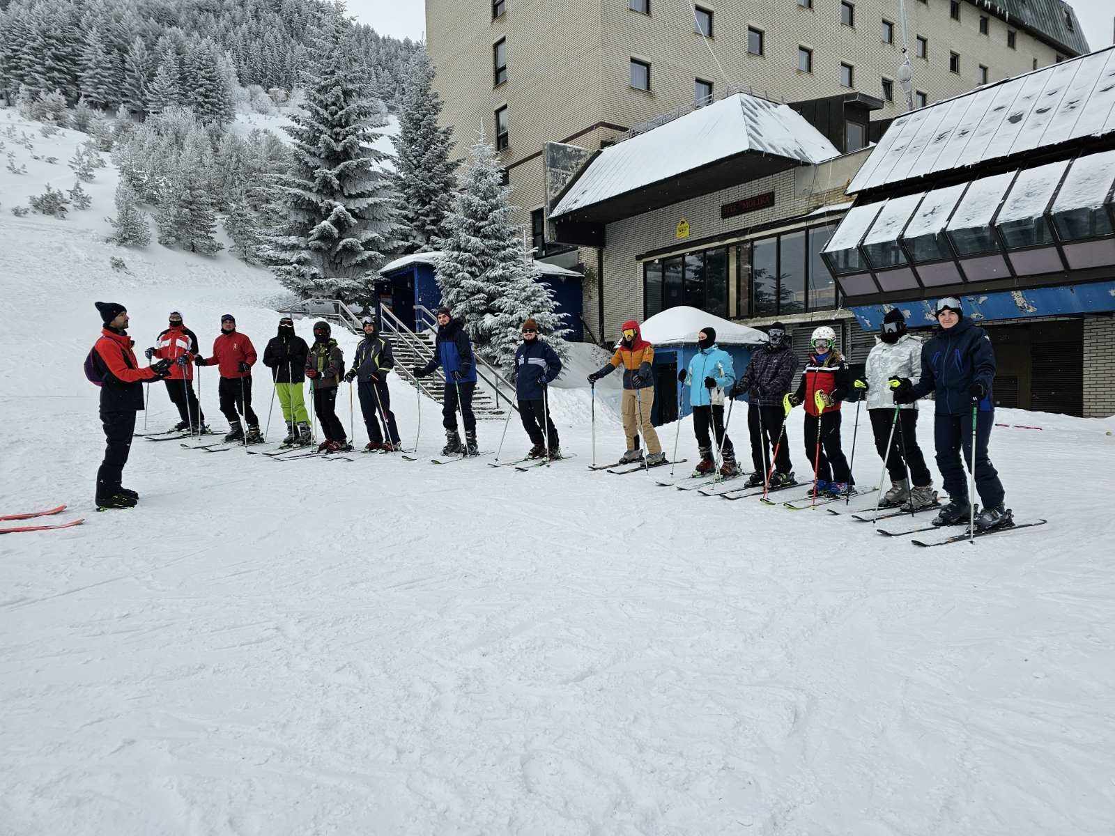 Studentët e Shkencave të Sportit dhe të Lëvizjes në UBT janë duke vijuar kursin e skijimit në Brezovicë