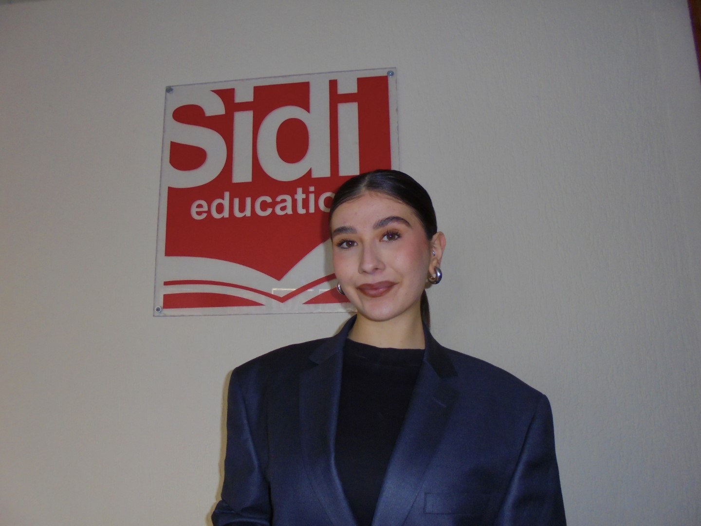 Studentja e Fakultetit Gjuhë Angleze në UBT, Leonë Hasani punësohet si mësuese në “Sidi Education”