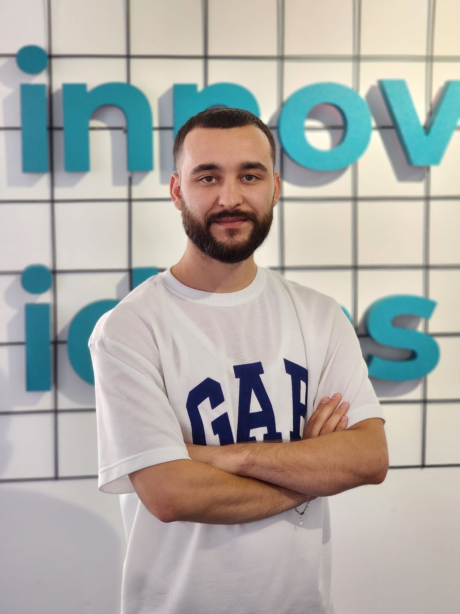 Studenti i UBT-së, Lirim Hyseni po vazhdon të zhvillojë karrierën e tij profesionale duke punuar si Front End Developer në kompaninë Solutions