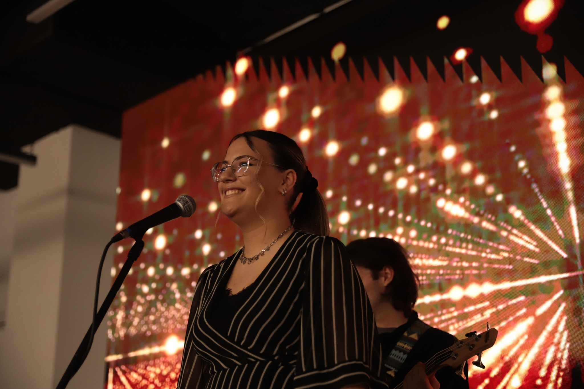 Në UBT u mbajt një koncert festiv për nder të 16-vjetorit të Pavarësisë së Kosovës, i organizuar nga Fakulteti Muzika Moderne, Prodhimi Digjital dhe Menaxhimi