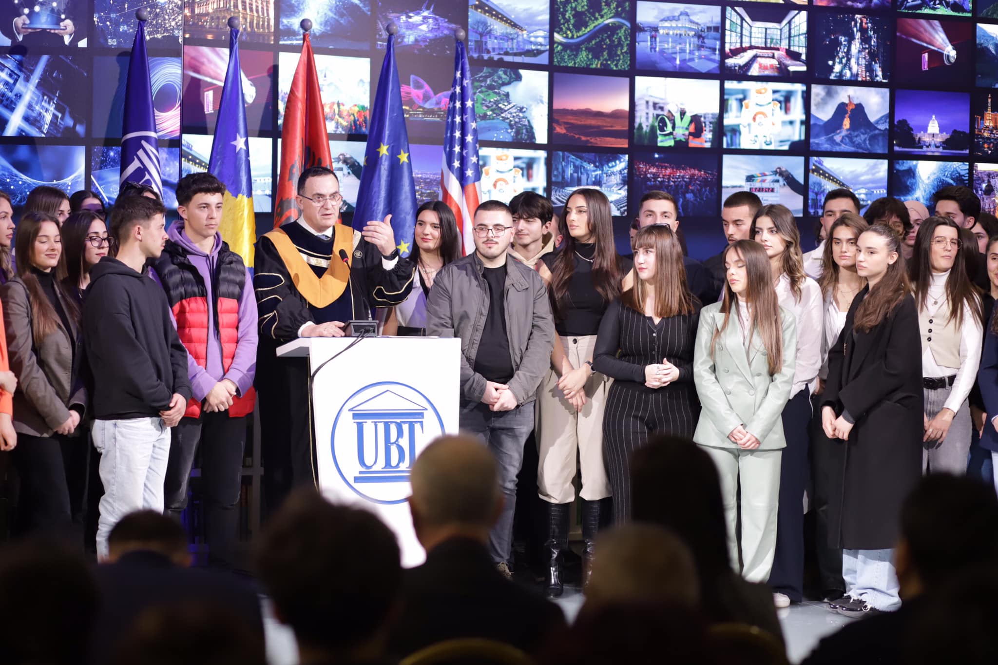 UBT ka shpërblyer mbi 100 studentë të dalluar me bursa studimi në nder të 16-vjetorit të Pavarësisë së Kosovës.