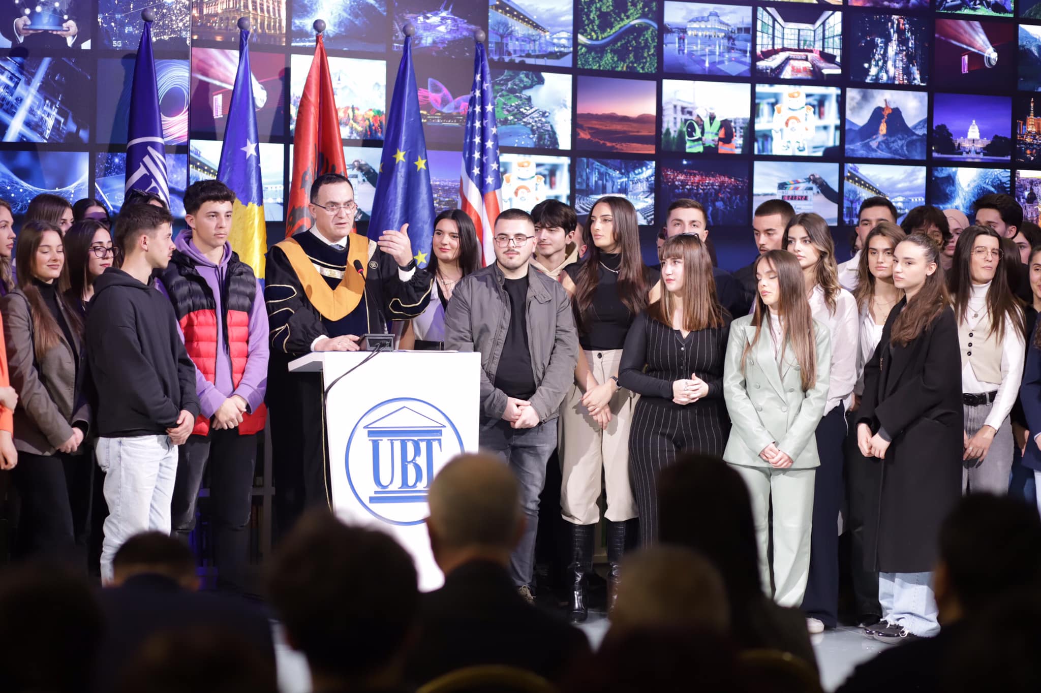 UBT ka shpërblyer mbi 100 studentë të dalluar me bursa studimi në nder të 16-vjetorit të Pavarësisë së Kosovës