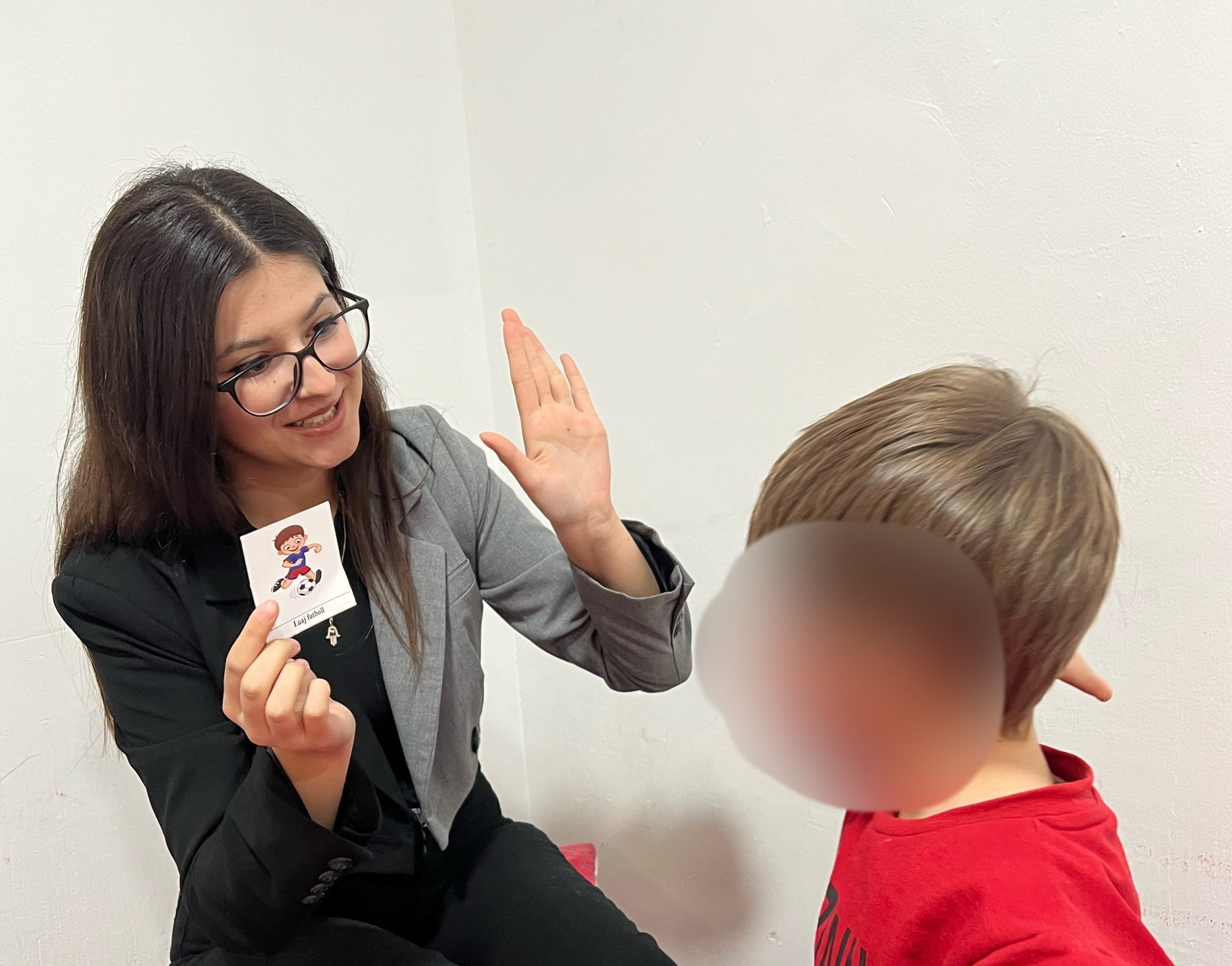 Studentja e Psikologjisë në UBT, Kosovare Hamiti angazhohet si asistente në Qendrën për Shërbime Humane dhe Zhvillim