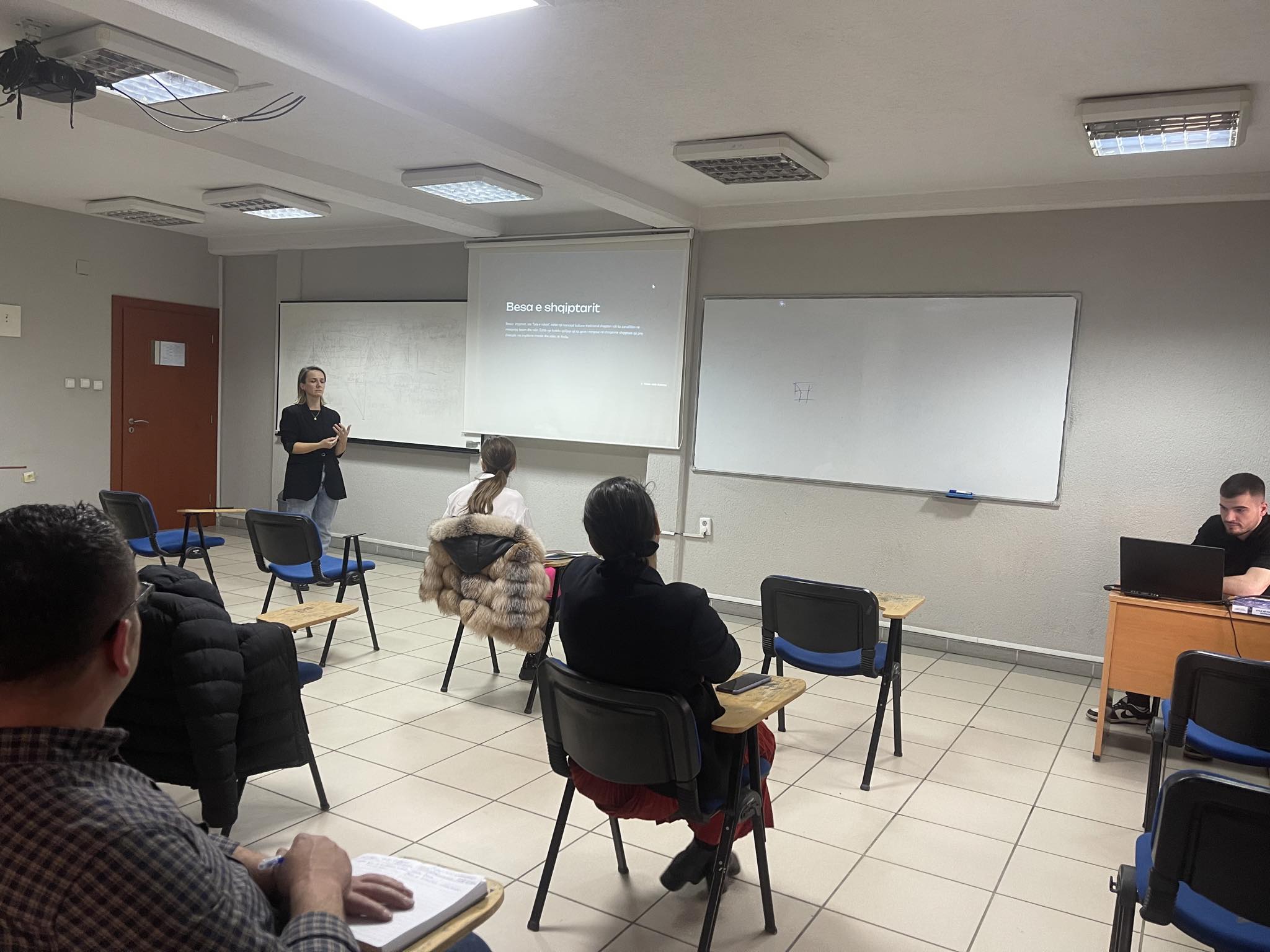 Studentët e Medias dhe Komunikimit në UBT prezantuan punimet e tyre rreth fushës së komunikimit ndërkulturor