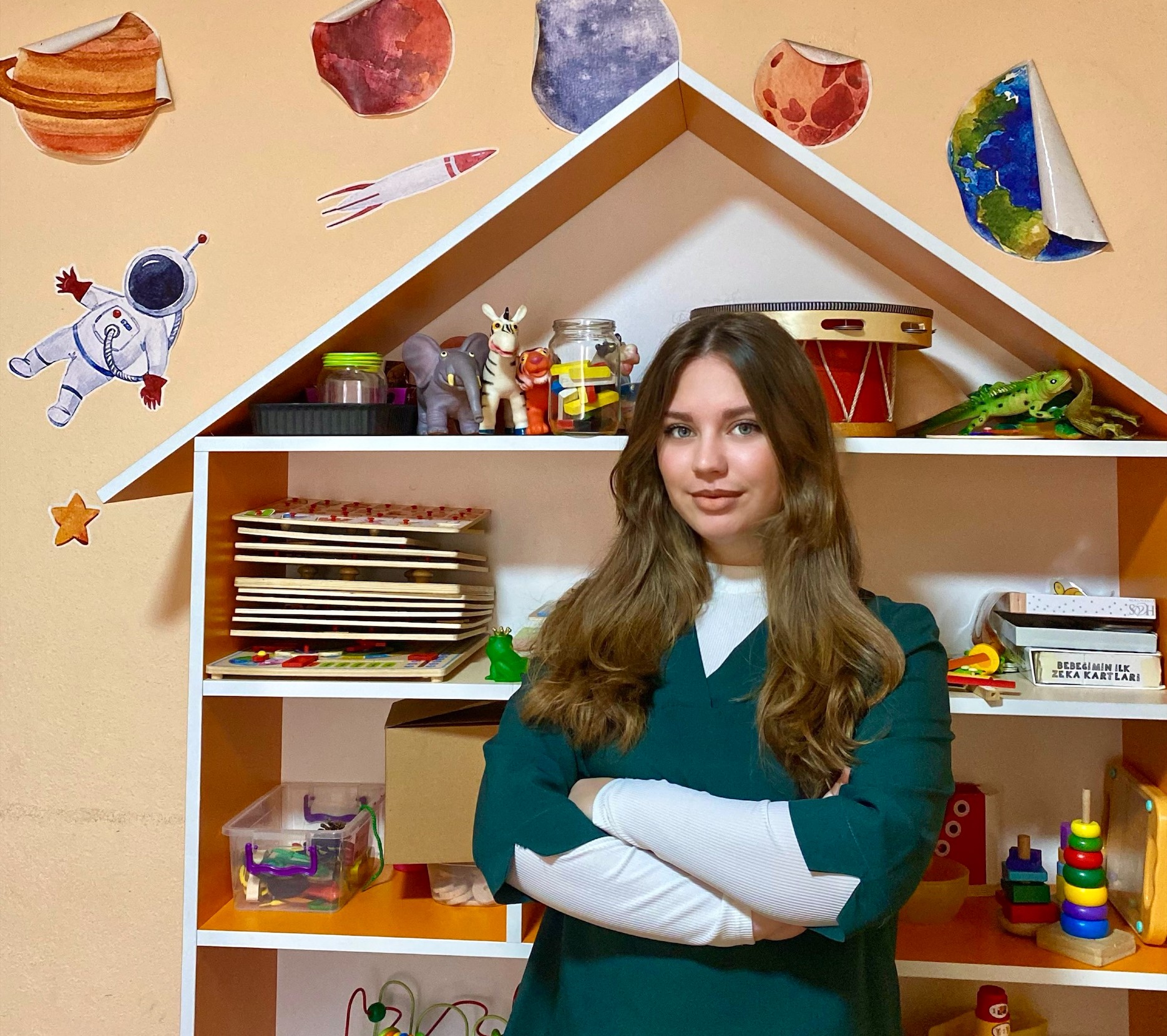 Studentja e Psikologjisë në UBT, Leona Aliu po punon si terapiste në klinikën EMOS