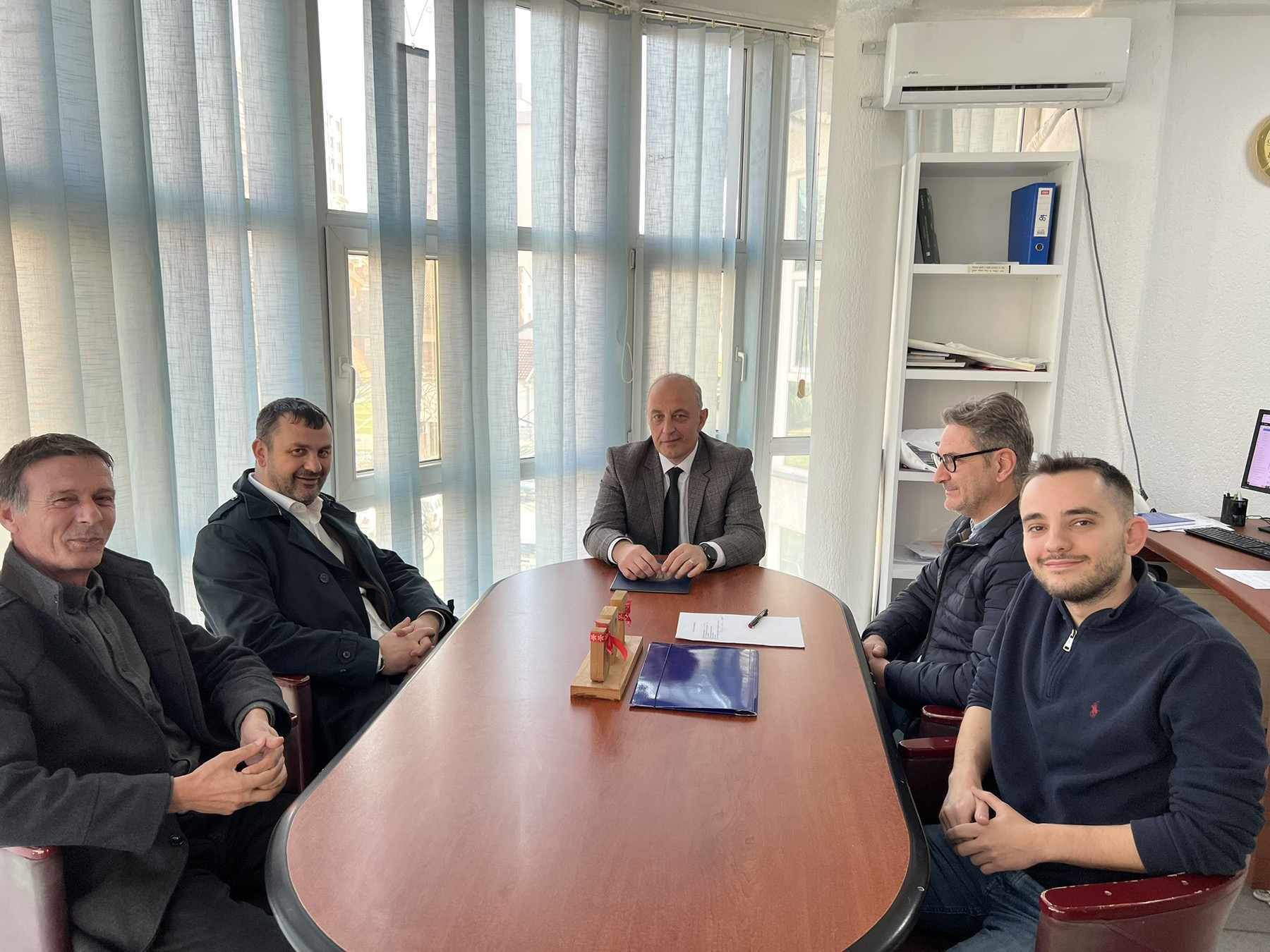 Prorektori Beqaj takon Dekanin e Fakultetit të Shkencave të Zbatuara në Universitetin Shtetëror të Tetovës, Prof Dr. Enis Jakupi
