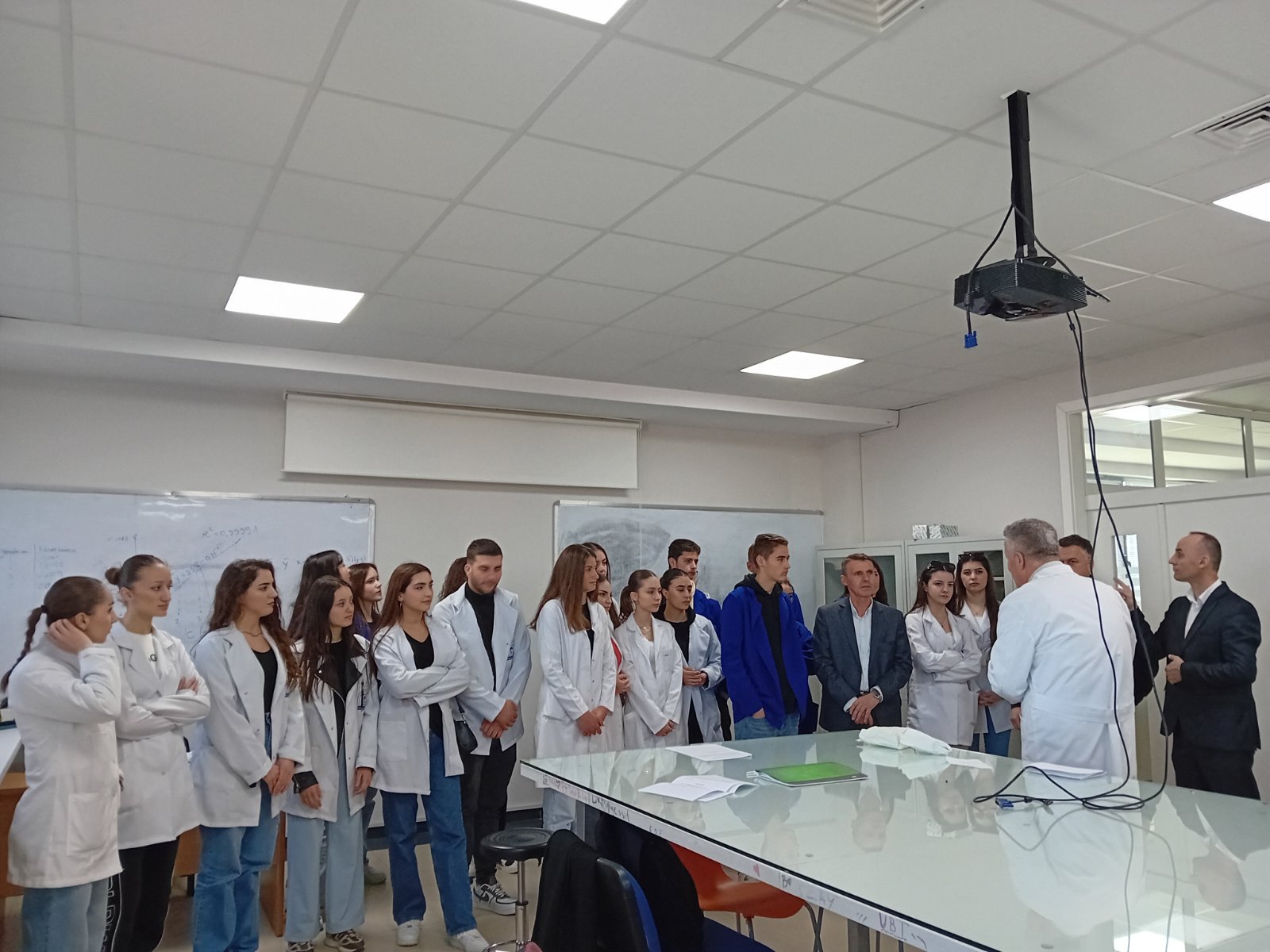 Nxënësit e shkollës IAAP “Fehmi Lladrovci” vizituan UBT-në