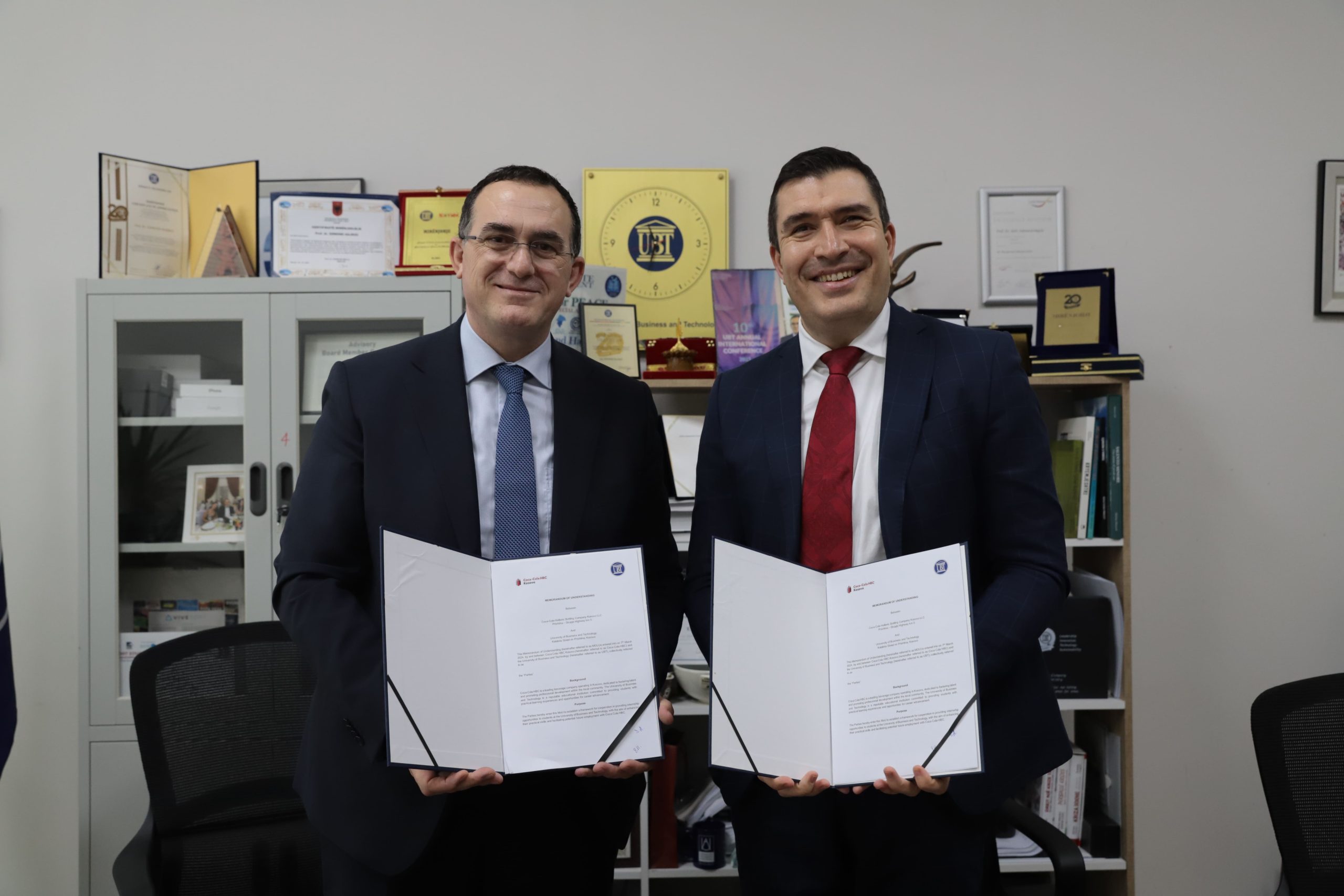 UBT nënshkruan marrëveshje bashkëpunimi me Coca-Cola Hellenic Bottling Company Kosovo LLC