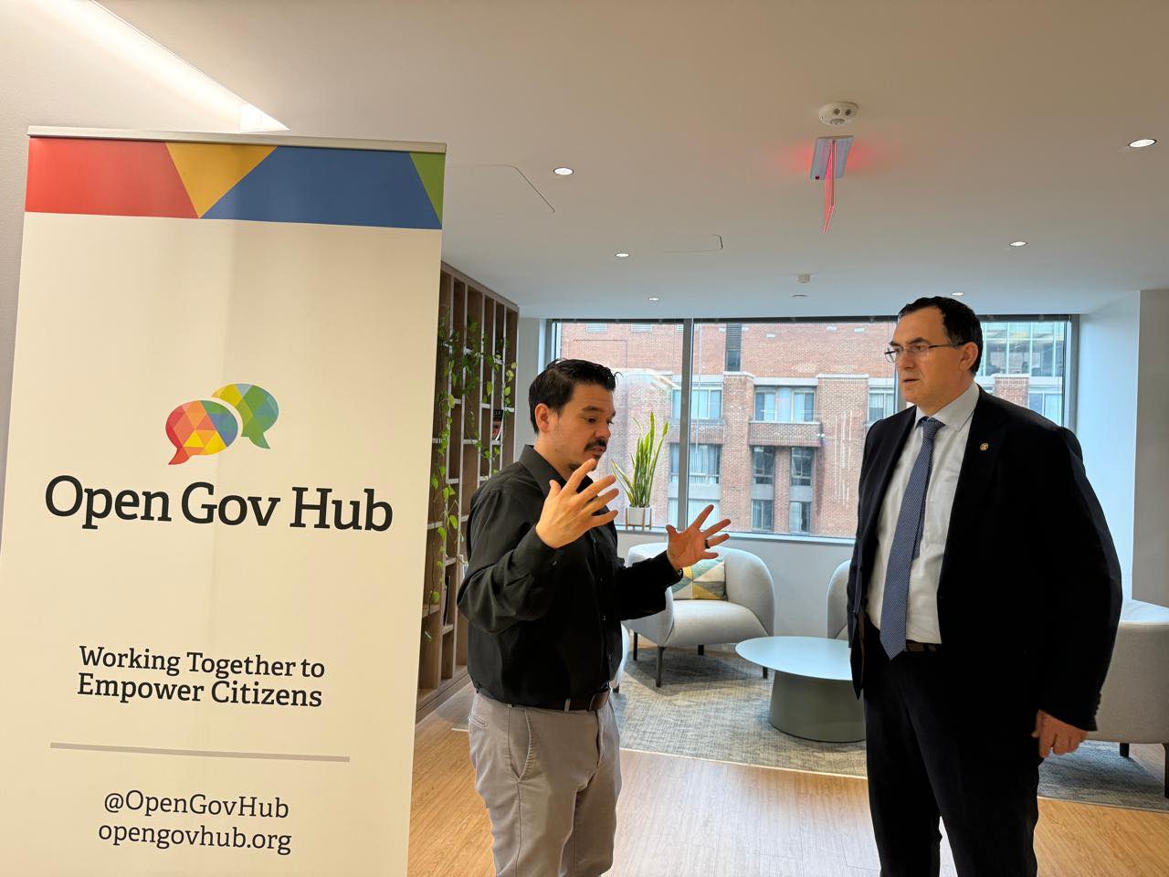 Vizita në Washington DC: Rektori Hajrizi takon Tony Rodriguez, flasin për thellimin e bashkëpunimit në mes UBT-së dhe Open Gov Hub (Foto)
