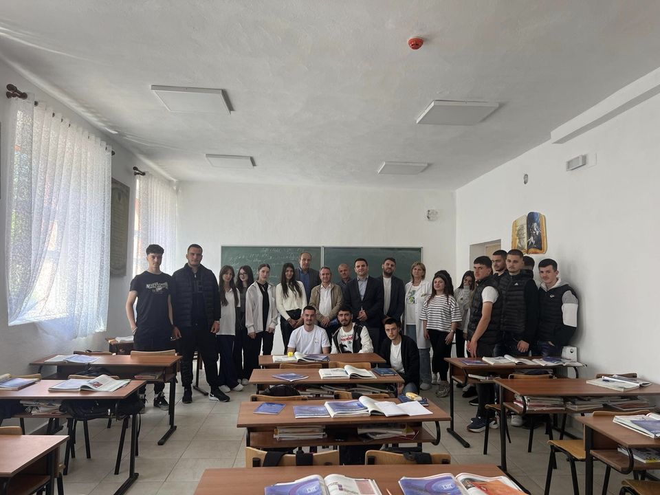 Qendra e Karrierës në UBT zhvillon sesion informues në Gjimnazit “Hevzi Nela” në Kukës