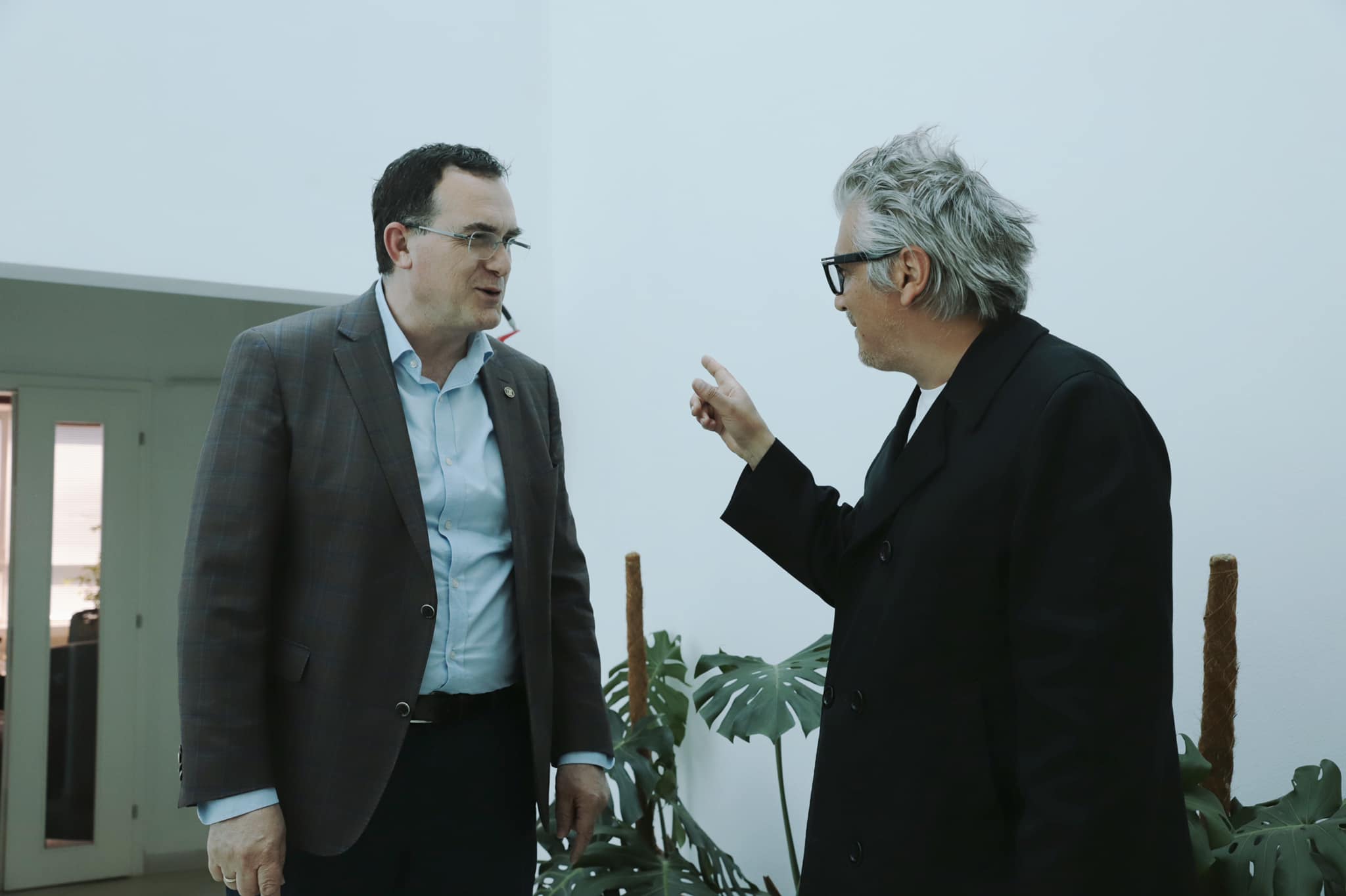 Rektori Hajrizi takon artistin e njohur Sislej Xhafa