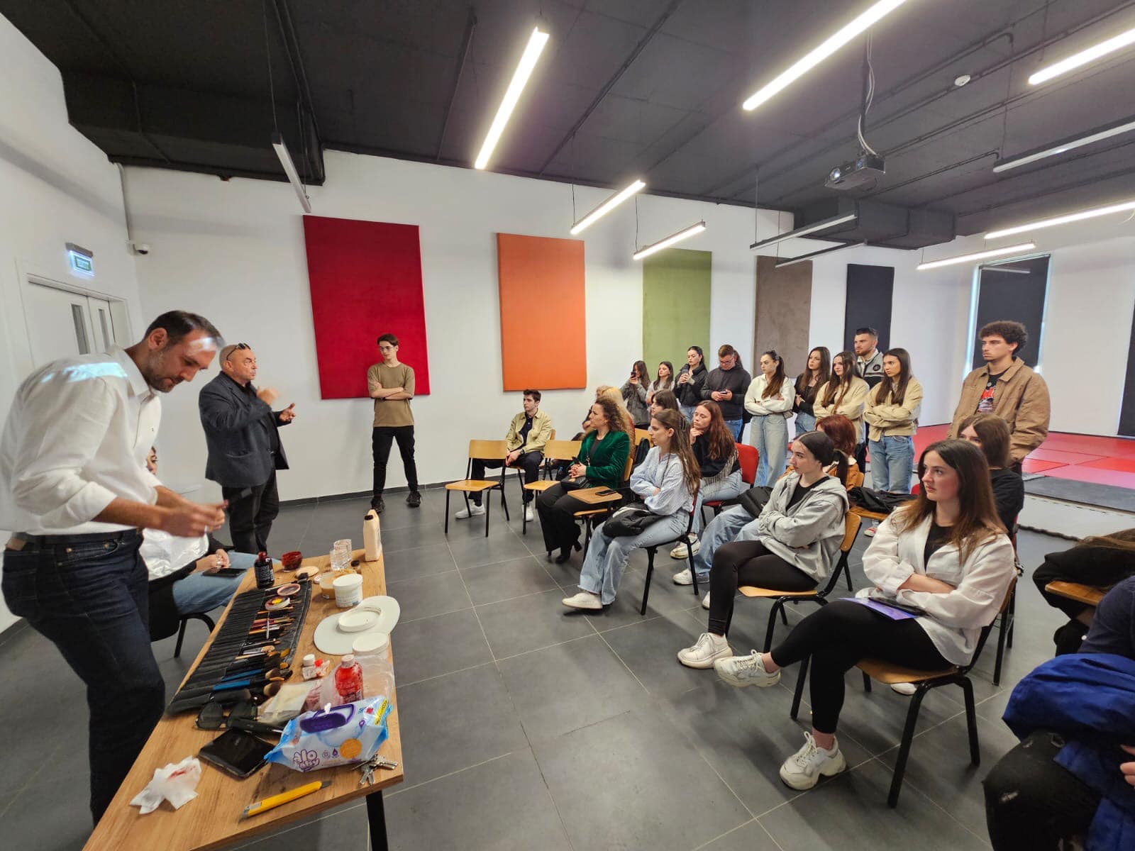 Eksperti i Kozmetikologji, Dr. Sc. Vali Gjinali, zhvilloi një punëtori dhe seminar në Javën e Artit dhe Dizajnit
