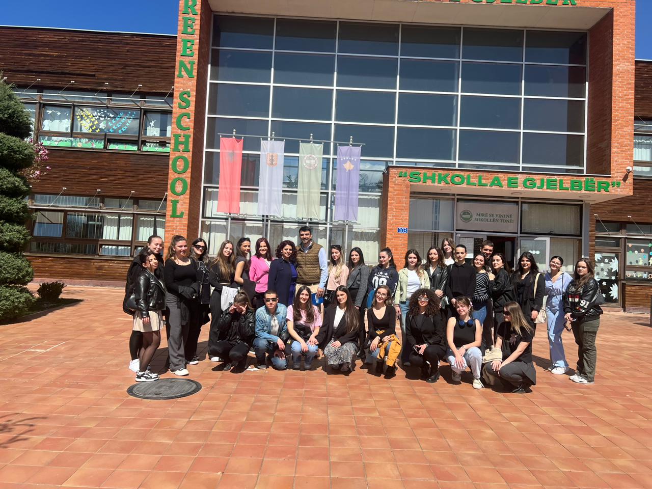 Studentët e Fakultetit të Psikologjisë në UBT zhvillojnë vizitë studimore në Sh.F.M.U. “Shkolla e Gjelbër” në Prishtinë