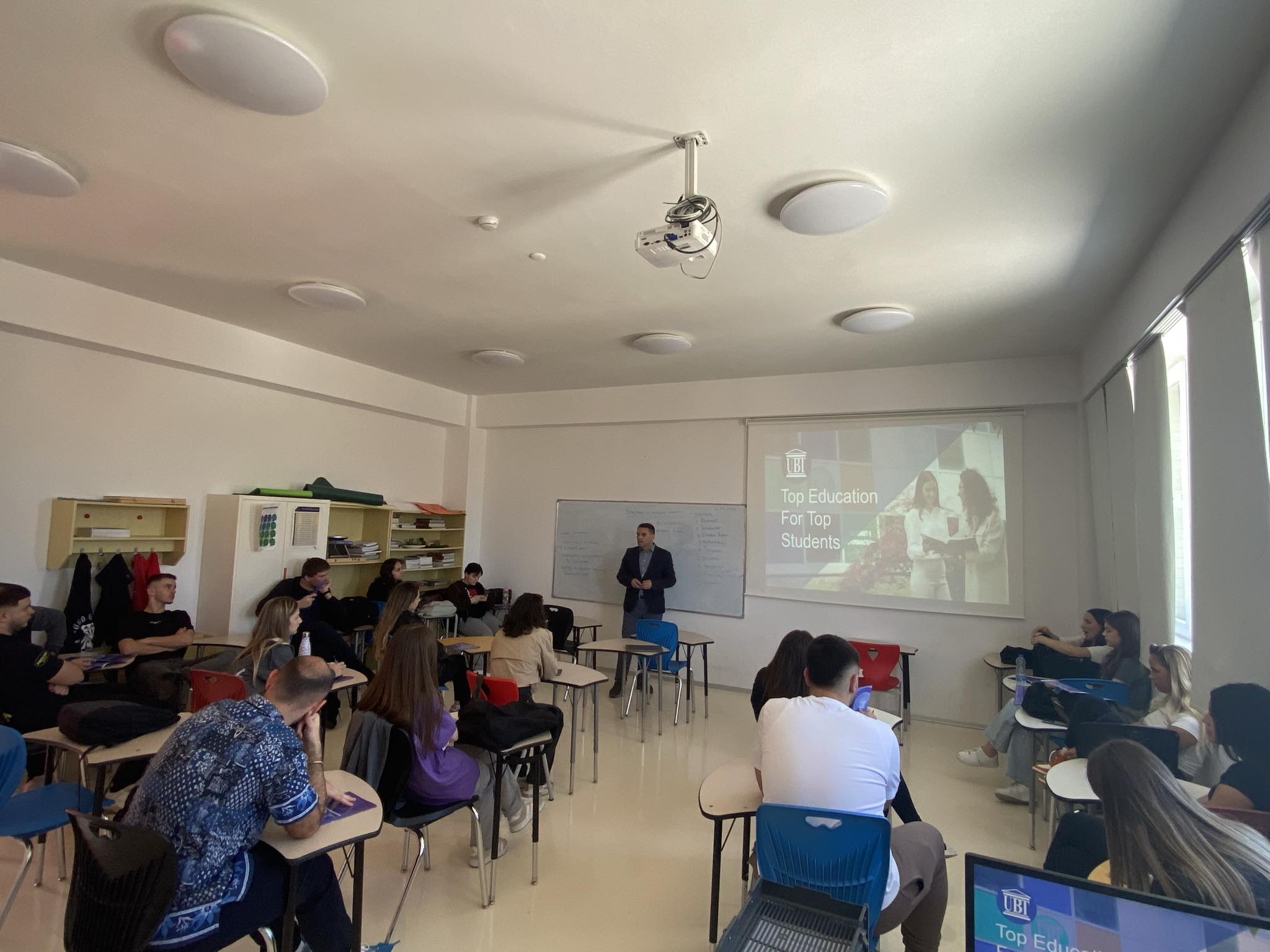 Qendra e Karrierës në UBT mbajti sesion informues në American School of Kosova