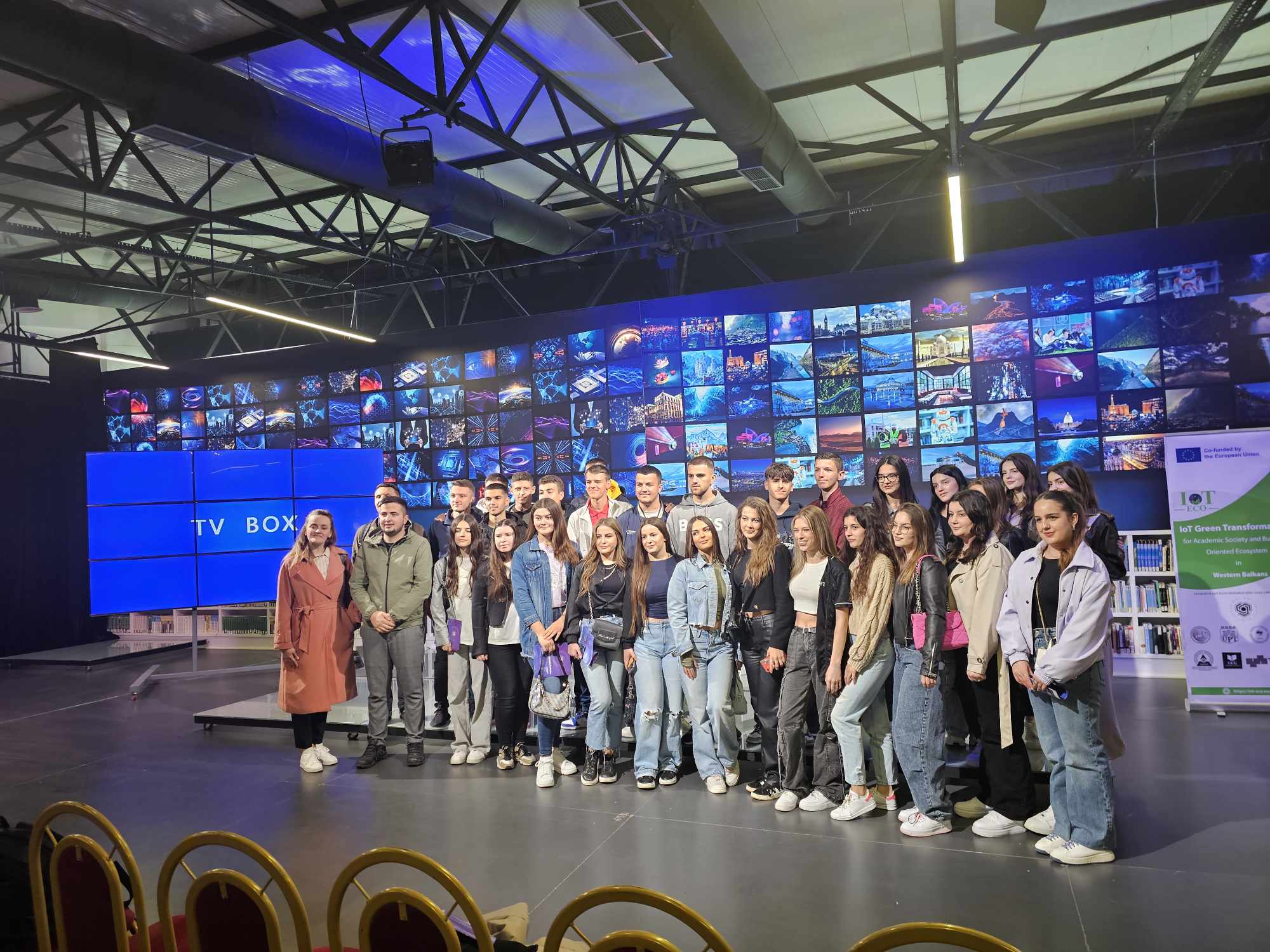 Qindra nxënës nga Gjimnazi “Sami Frashëri” dhe të “Mehmet Akif” vizitojnë Qytetin e Mencur të UBT-së, në Lipjan