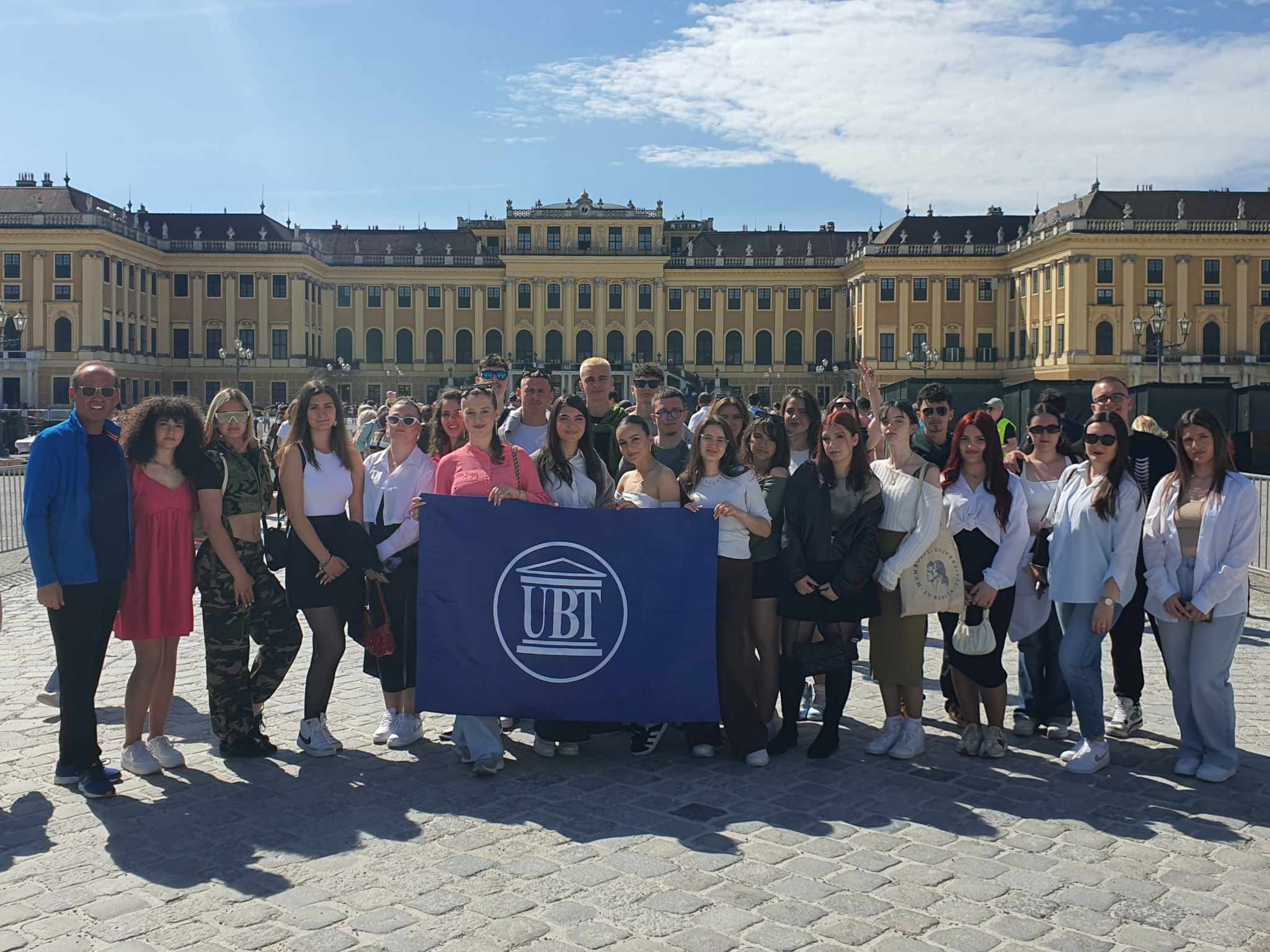 Maturantët e UBT-së në ekskursion në Vjenë – vizitojnë Schonbrunn Palace