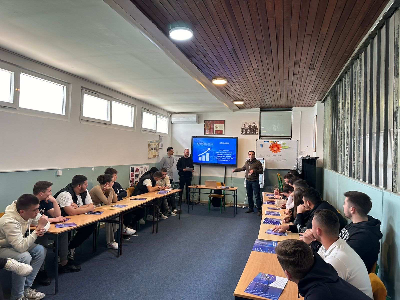 Qendra e Karrierës në UBT zhvillon sesion informues në Ulqin