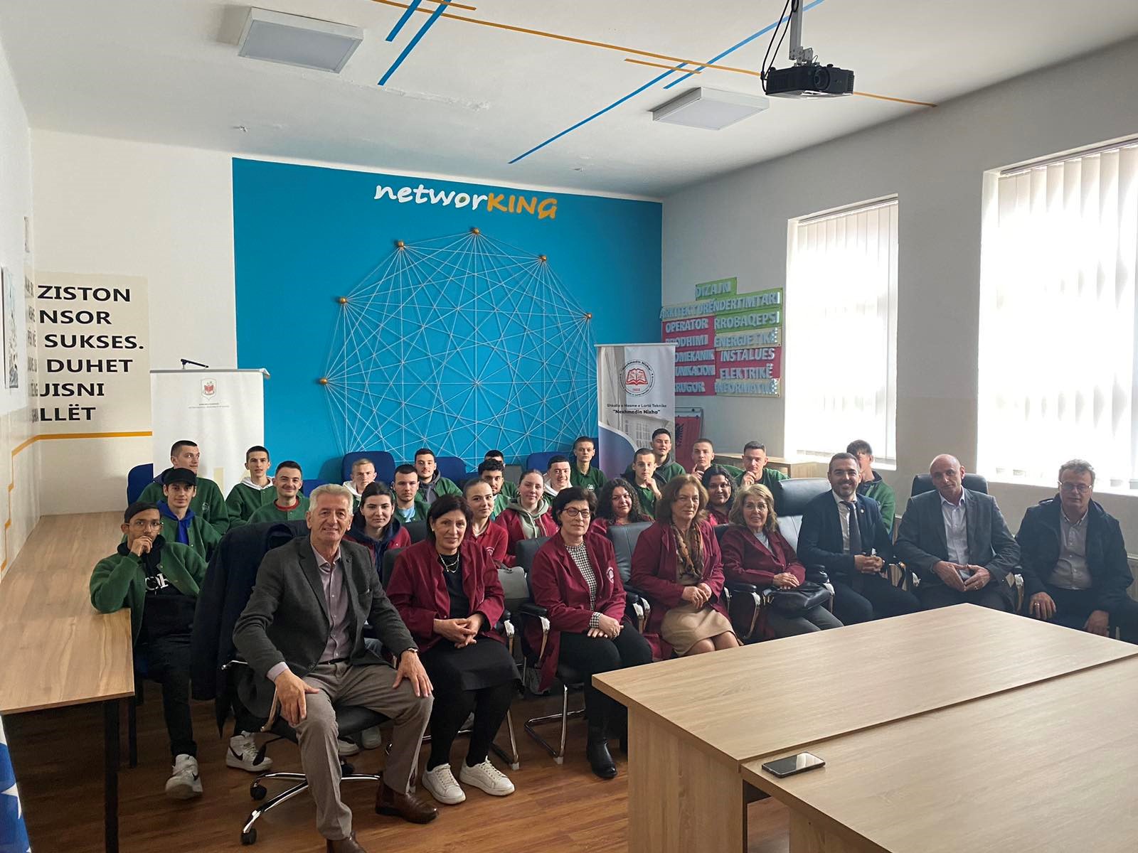 Një delegacion nga UBT viziton Shkollën Teknike “Nexhmedin Nixha” në Gjakovë