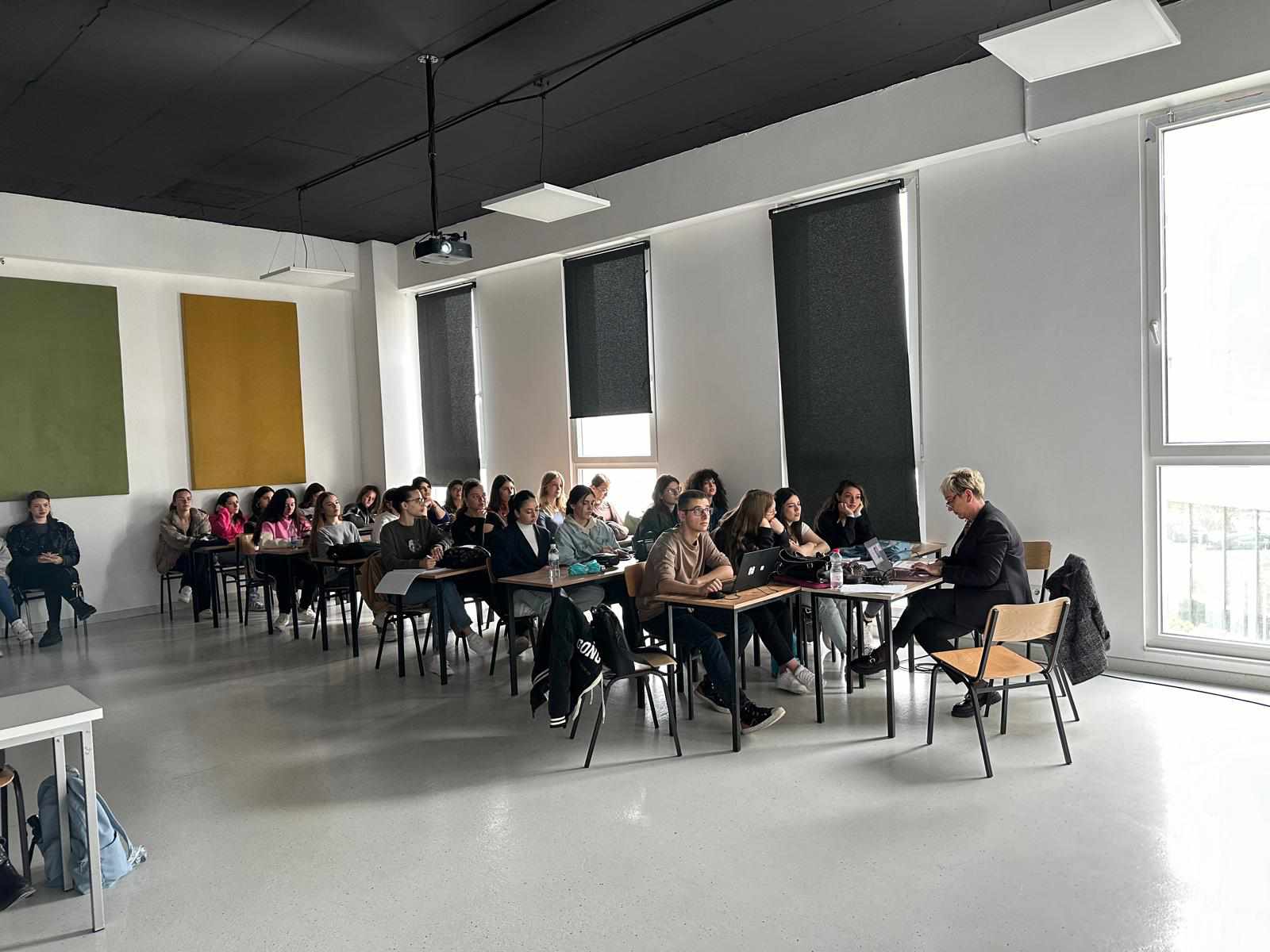 Drejtoresha e Qendrës së Dijes, Dije Marmullaku zhvillon një ligjëratë tematike me studentët e Psikologjisë në UBT