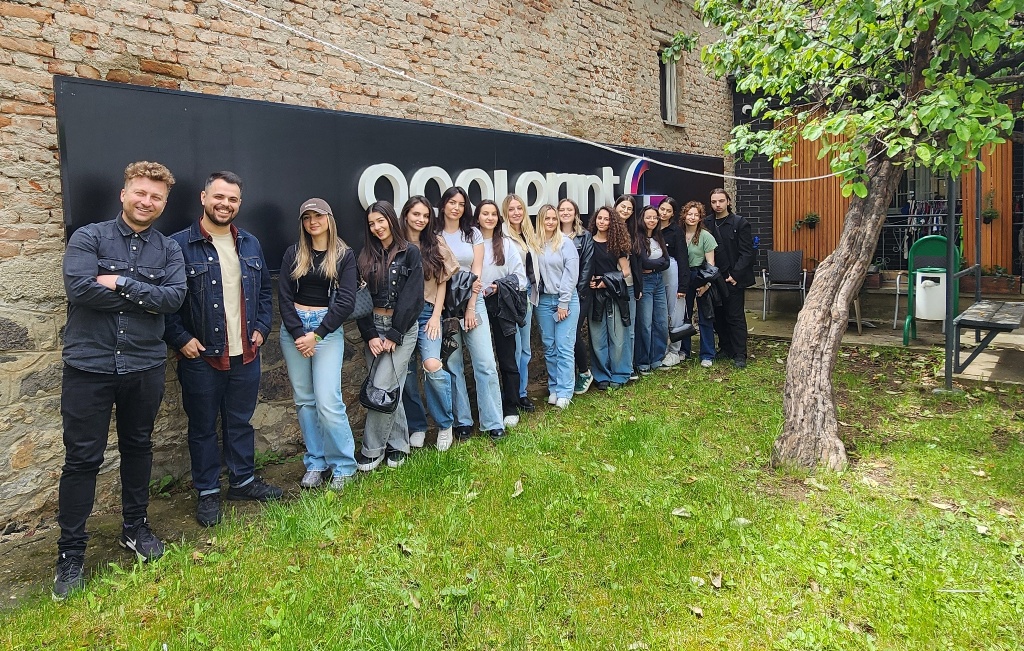 Studentët e Dizajnit të Integruar në UBT zhvilluan një vizitë studimore në studion e Gagi Print