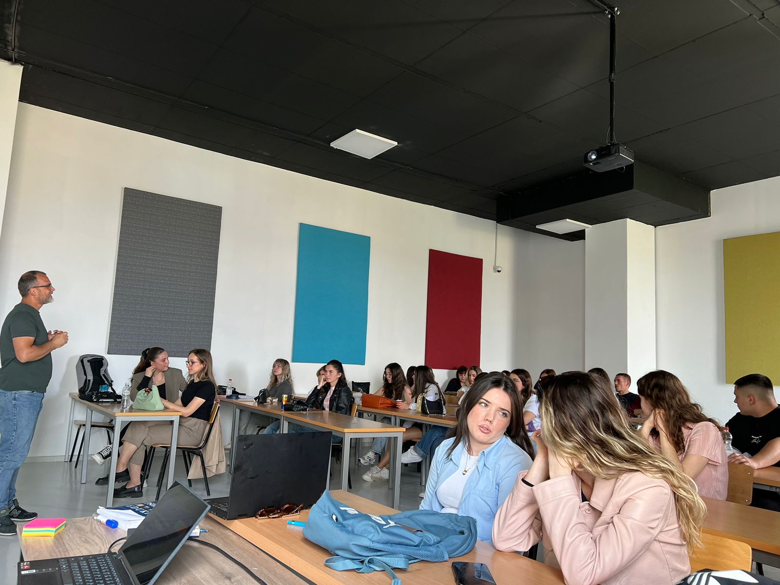 Studentët e Fakultetit të Psikologjisë ndjekin punëtorinë nga Qendra për Këshillim, Shërbime Sociale dhe Hulumtime