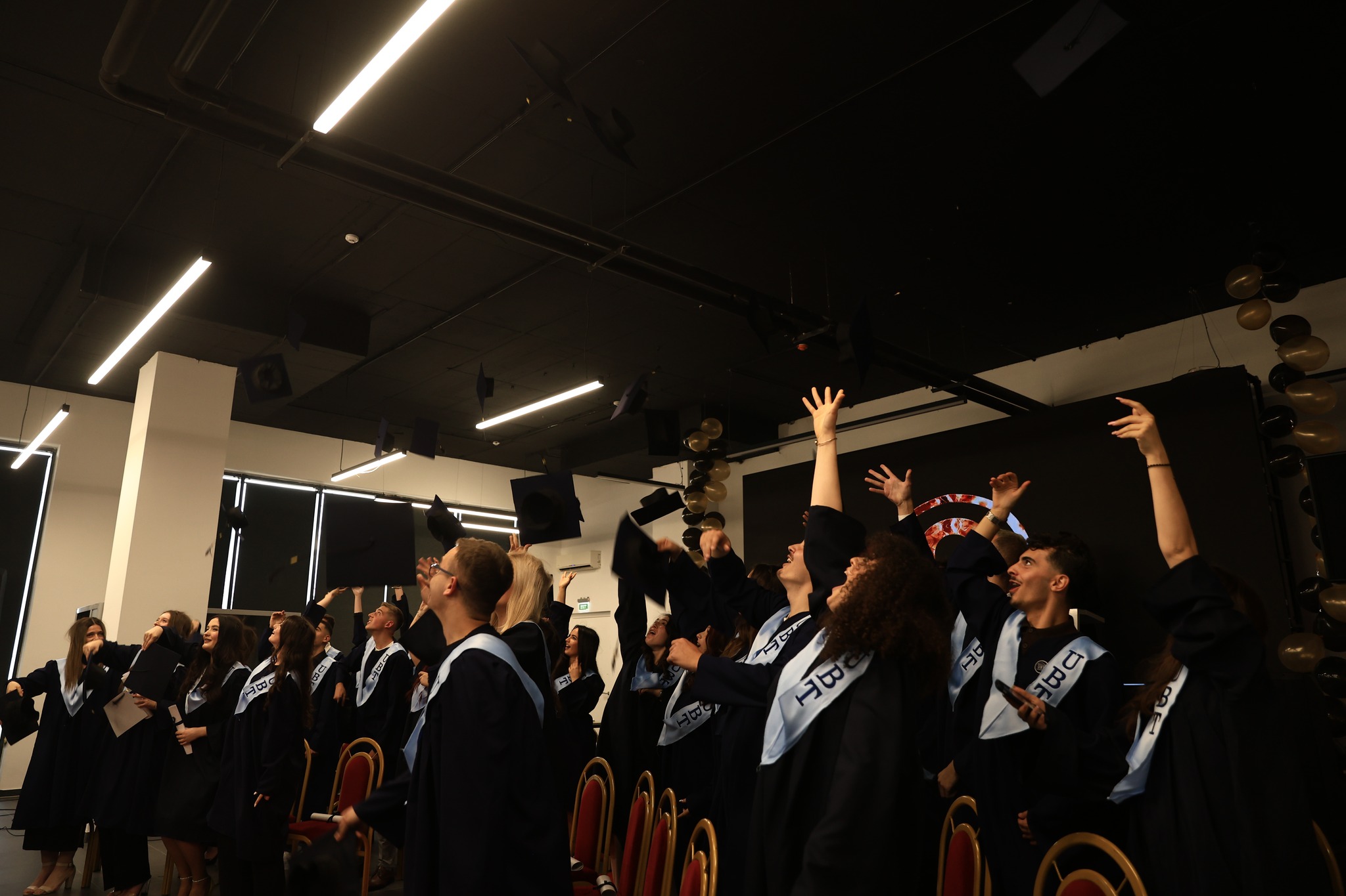 Në UBT u mbajt ceremonia e diplomimit të gjeneratës së parë të maturantëve të Shkollave të Mesme