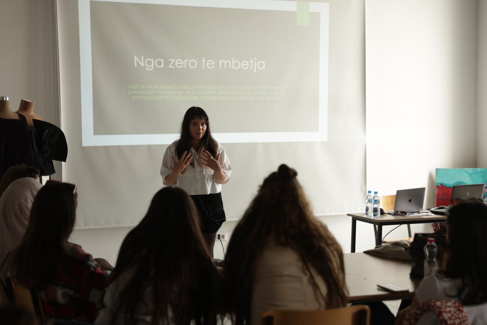 Dizajnerja e njohur, Labentine Shala zhvilloi një ligjeratë dhe punëtori me studentët e Dizajnit të Integruar në kuadër të Javës së Artit dhe Dizajnit në UBT