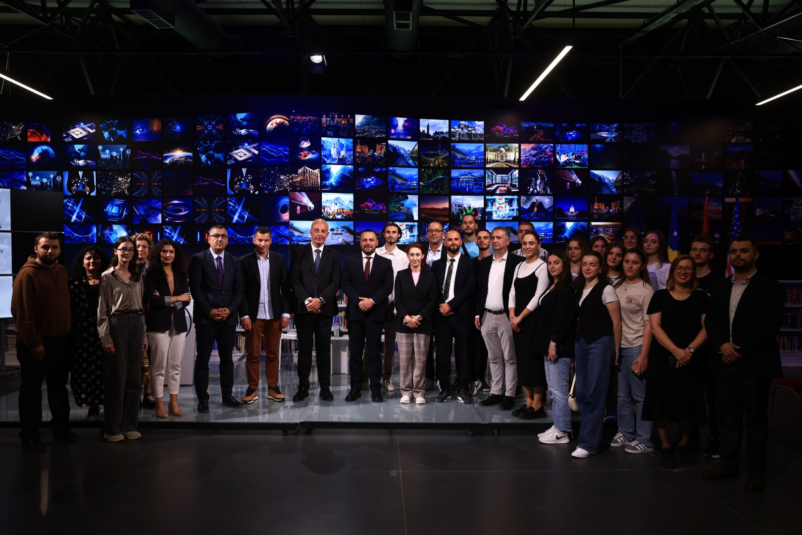 Ministri i Mbrojtjes, Ejup Maqedonxi zhvilloi një diskutim të hapur me studentët e Shkencave Politike dhe Studimeve të Sigurisë në UBT