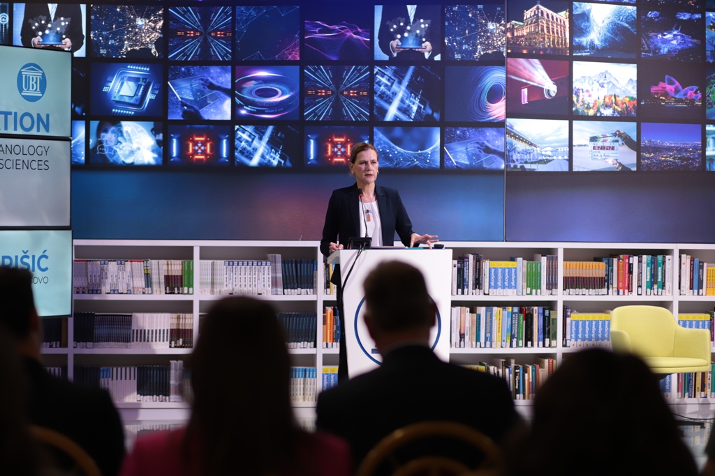 Ambasadorja e Kroacisë në Kosovë, Danijela Barišić zhvilloi një ligjëratë tematike me studentët e UBT-së