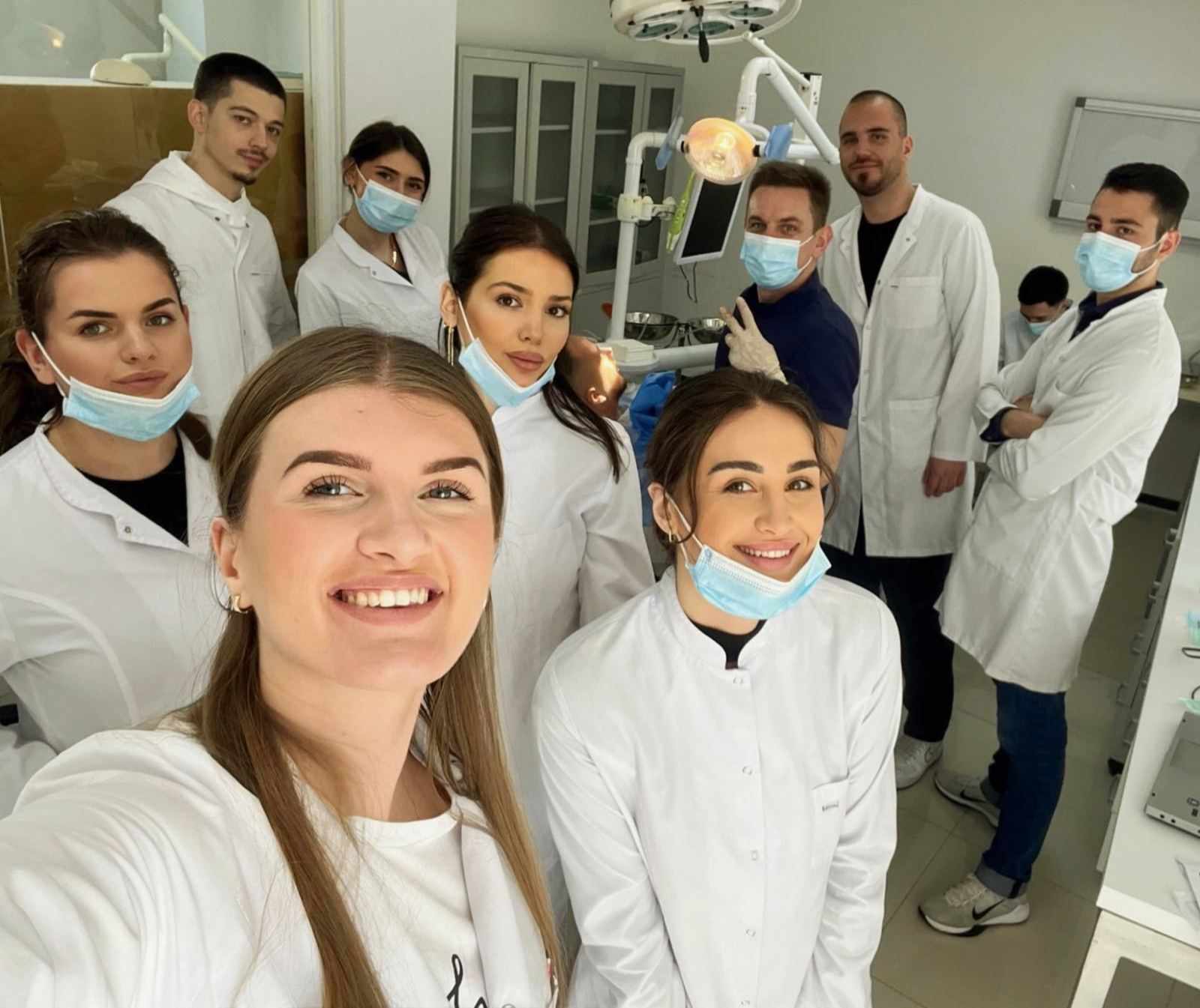 Studentë dhe profesorë të Stomatologjisë kryejnë me sukses operacionin “Op. Apicoectomia” në Poliklinikën Specialistike të Stomatologjisë në UBT