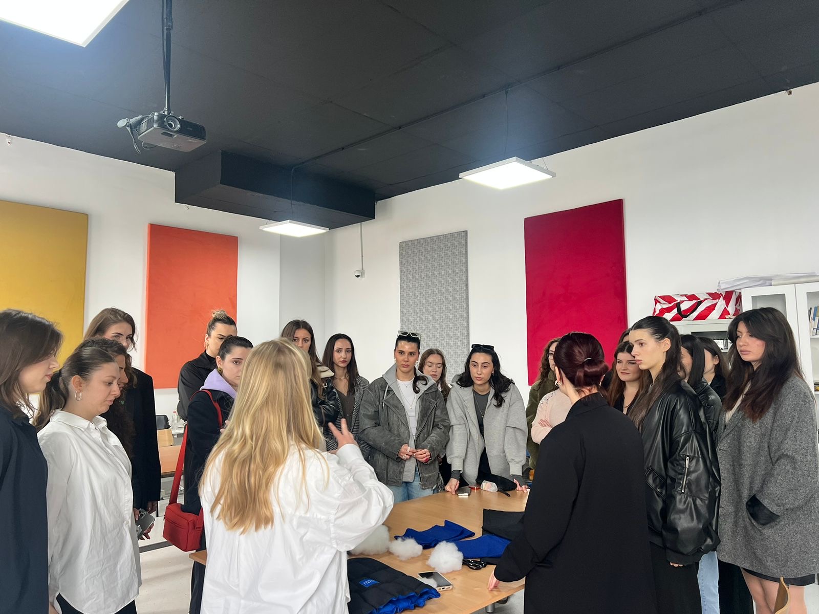 Në kuadër të Javës së Artit dhe Dizajnit në UBT u mbajt punëtoria nga brendi i njohur kosovar “PEZULL”