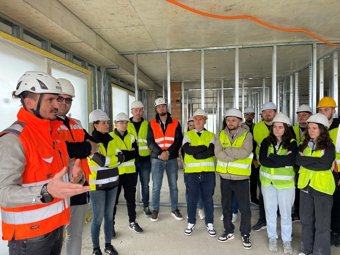 Studentët e Fakultetit të Inxhinierisë Ndërtimore dhe Infrastrukturë kanë vizituar objektin “International Residence”