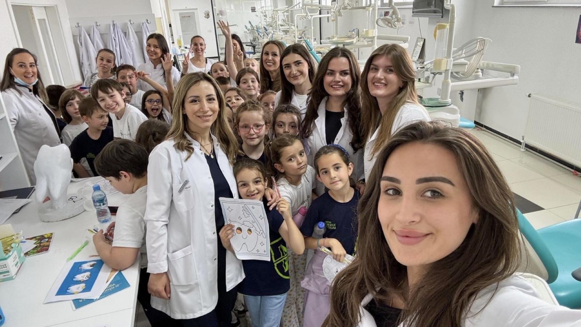 Studentët e Stomatologjisë në UBT zhvilluan disa vizita studimore në Shkollat Fillore të Prishtinës