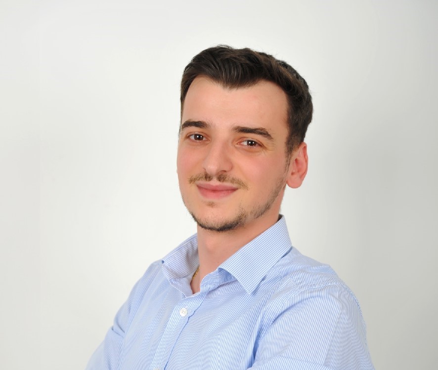 Studenti i Ndërtimtarisë dhe Infrastrukturës në UBT, Armir Avdyli punësohet si menaxher i cilësisë dhe i prodhimit në Rroni Fer