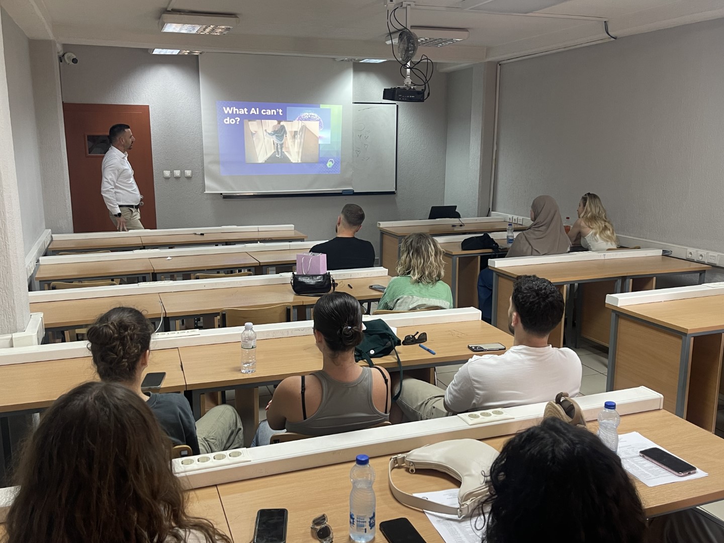 Ndikimi i AI në tregun e punës: Diskutim i studentëve të Sistemeve të Informacionit me ekspertin Ilir Ferizaj në Akademinë Verore