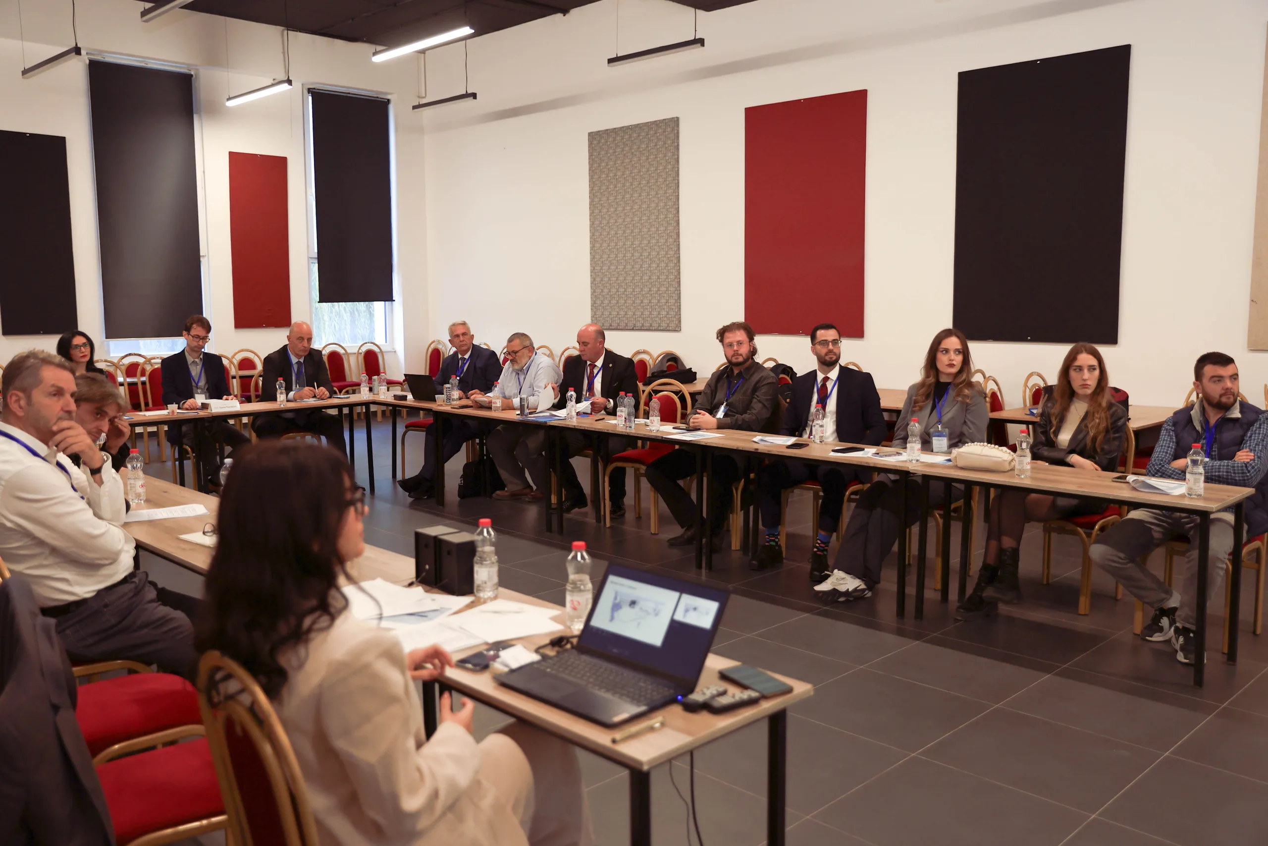 Ekspertët diskutojnë për zhvillimin urban dhe arkitekturën bashkëkohore në Konferencën Ndërkombëtare të Arkitekturës dhe Planifikimit Hapësinor në UBT
