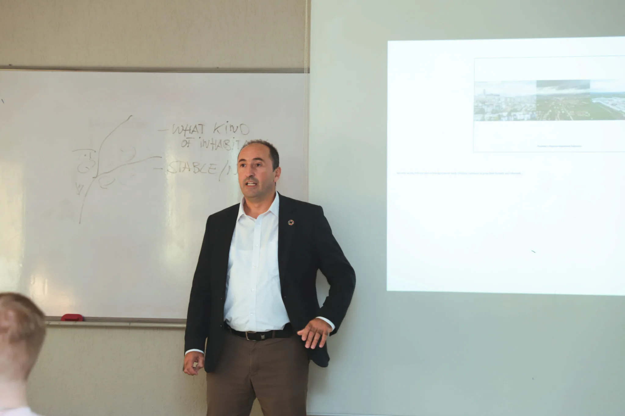 Ligjëratë nga Liburn Aliu në UBT mbi “Planin Zhvillimor Urban të Prishtinës”