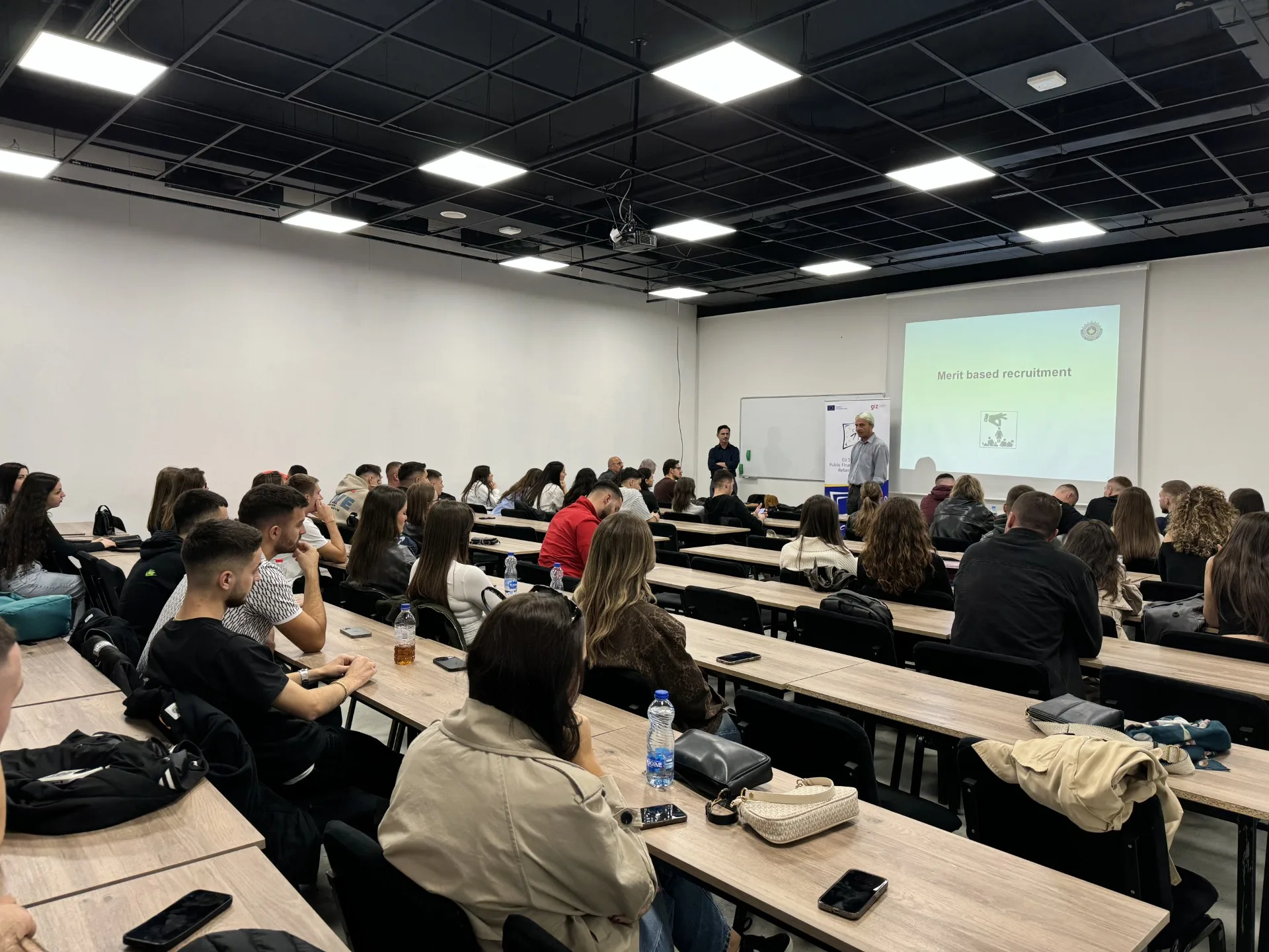 Ligjërata mbi procesin e rekrutimit me ekspertin gjerman Guenter Schrom në UBT