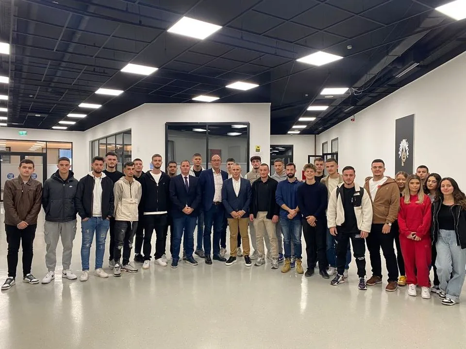 Ish-kryeinspektori i AKI-së, Burim Ramadani, zhvilloi në UBT një ligjëratë tematike me studentët për Sigurinë Nacionale