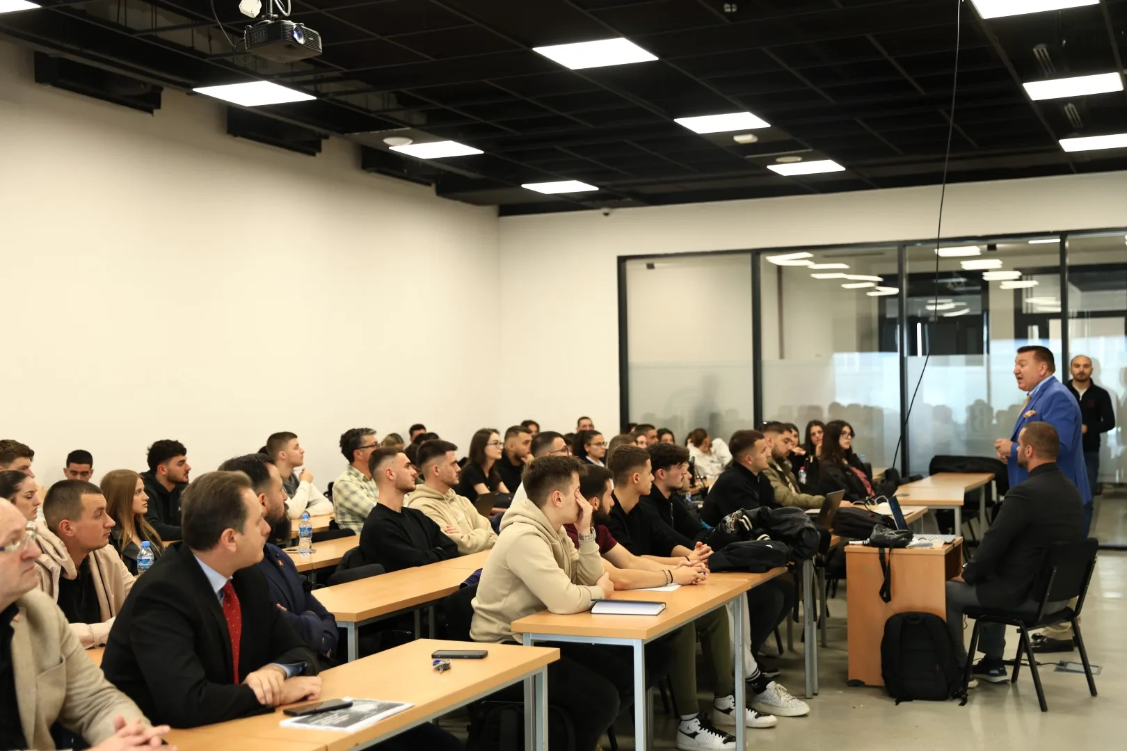 Lobi Shqiptaro-Amerikan dhe Kosova: Dr. Elmi Berisha presidenti i Federatës Panshqiptare VATRA, ligjëron para studentëve të UBT-së