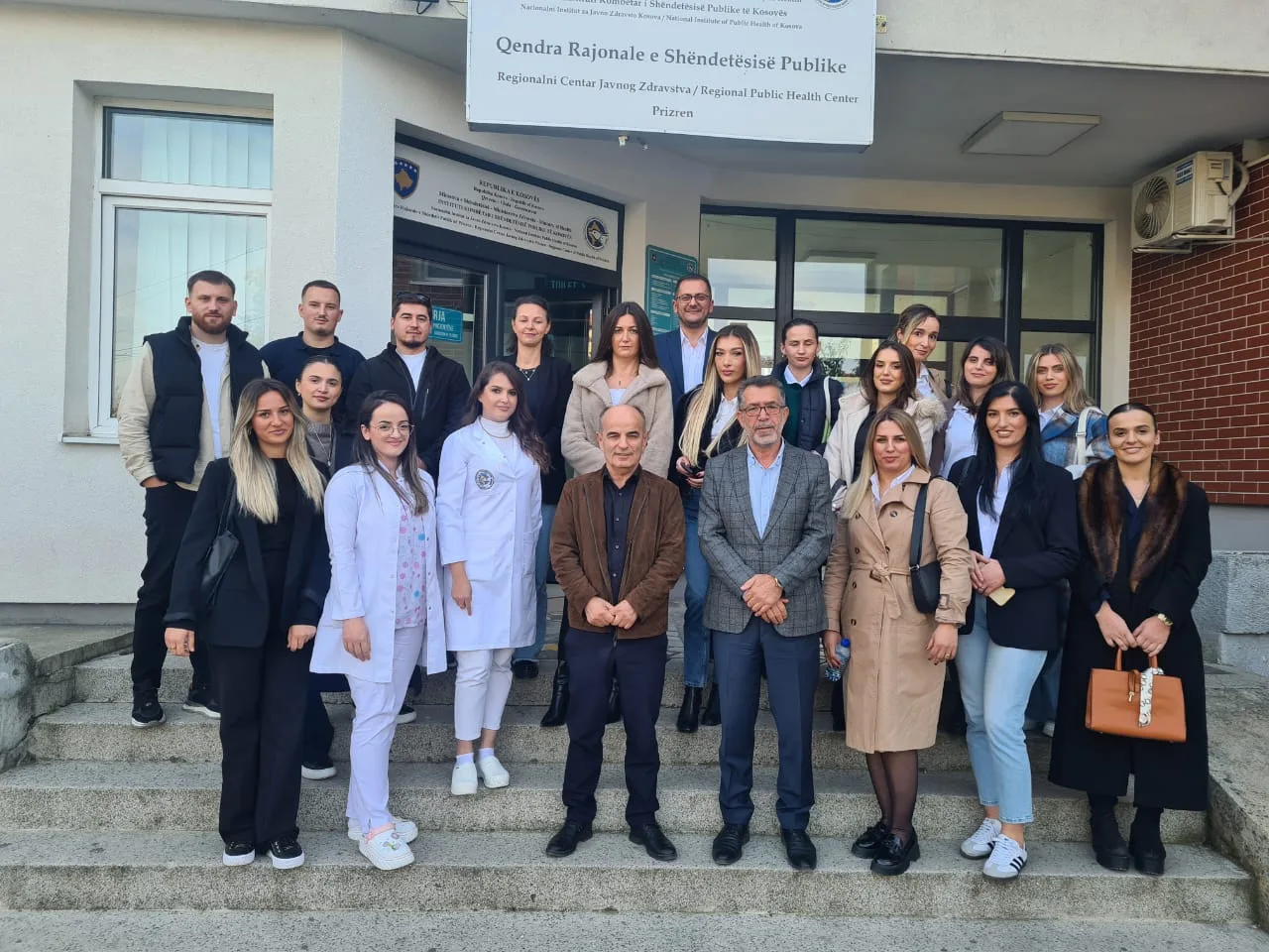 Studentët e nivelit Master në Fakultetin e Shëndetit Publik dhe Menaxhim vizitojnë Institutin e Shëndetit Publik në Prizren