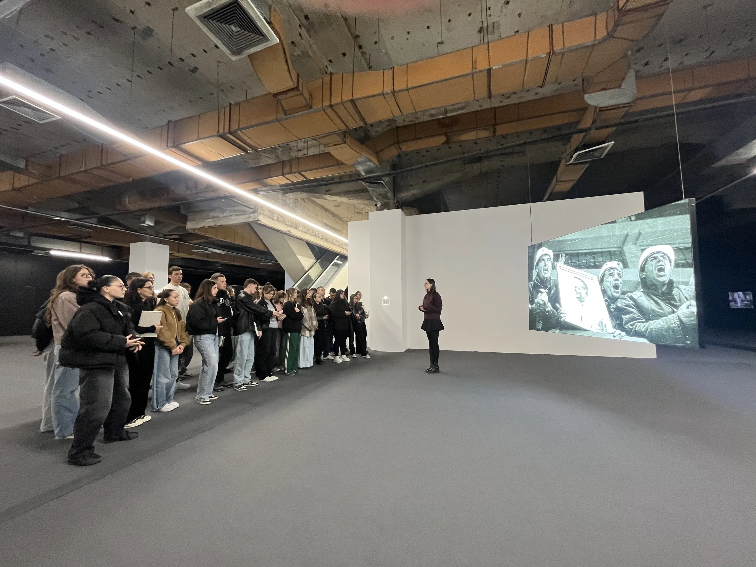 Art, gazetari dhe histori: Vizita studimore e studentëve të UBT-së në Reporting House!
