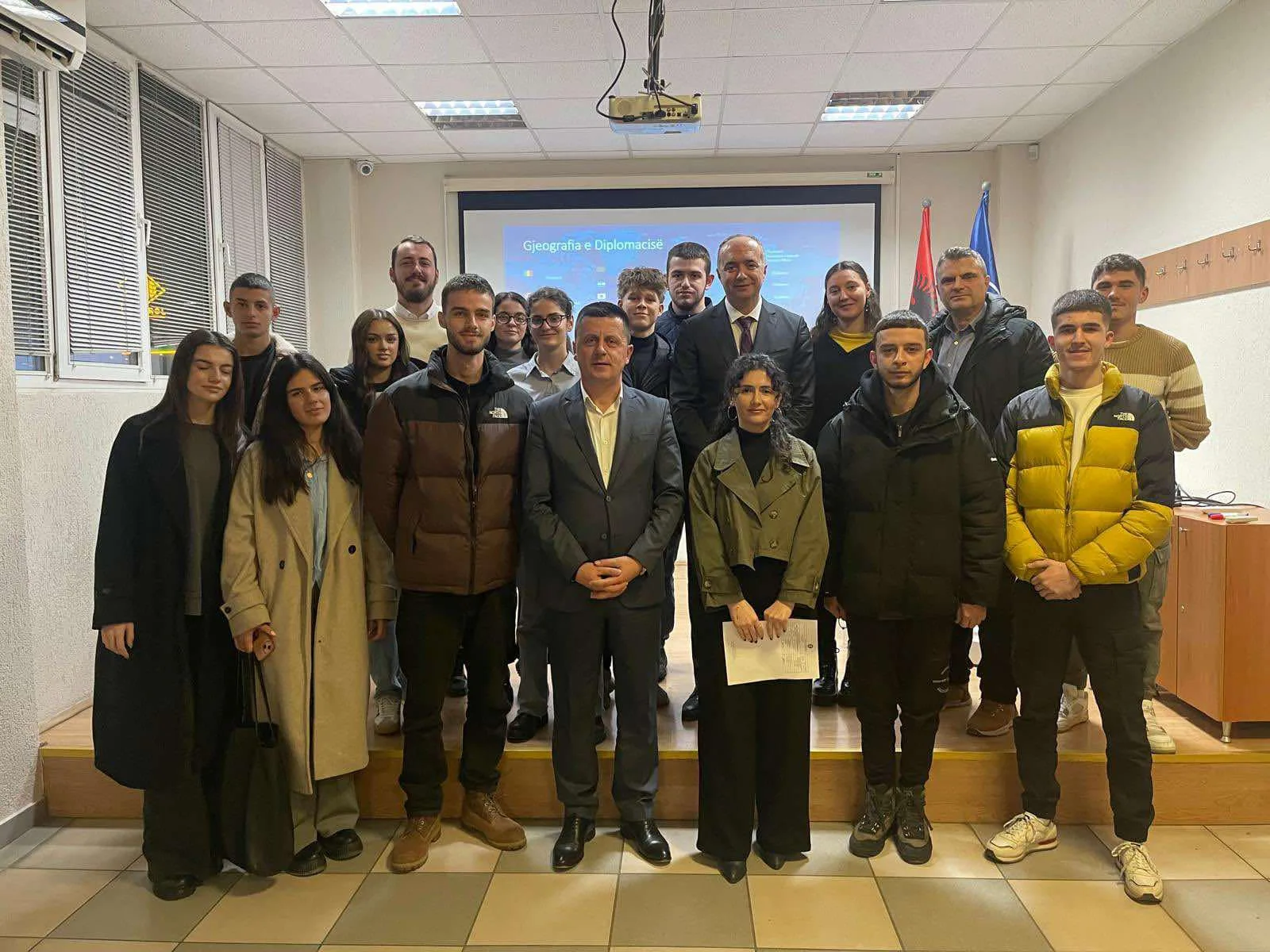 Ambasadori Lulzim Pllana në UBT: Diplomacia kosovare dhe rrugëtimi drejt njohjes ndërkombëtare