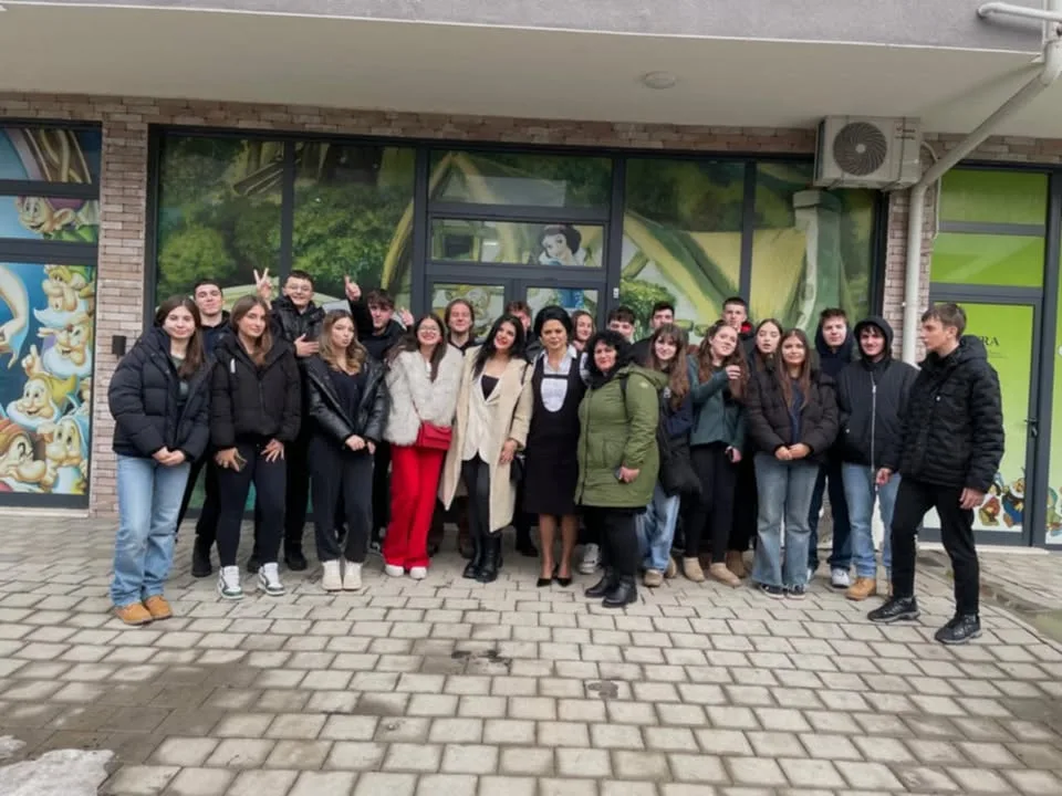 Nxënësit e UBT International Smart Schools dhe studentët e psikologjisë organizojnë aktivitete edukative dhe kreative për fëmijët e kopshtit “Borëbardha”