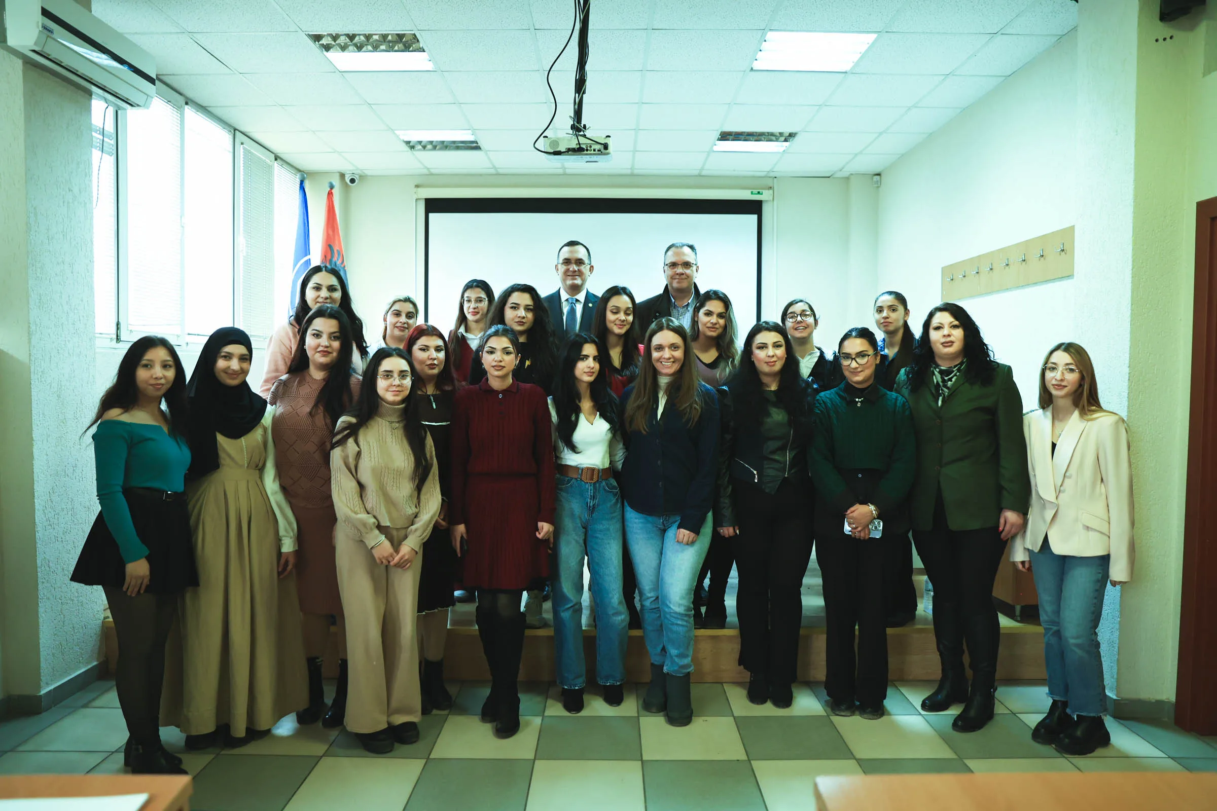 30 vajza nga komuniteti Rom, Ashkali dhe Egjiptian fitojnë aftësi profesionale në teknologji nga UBT