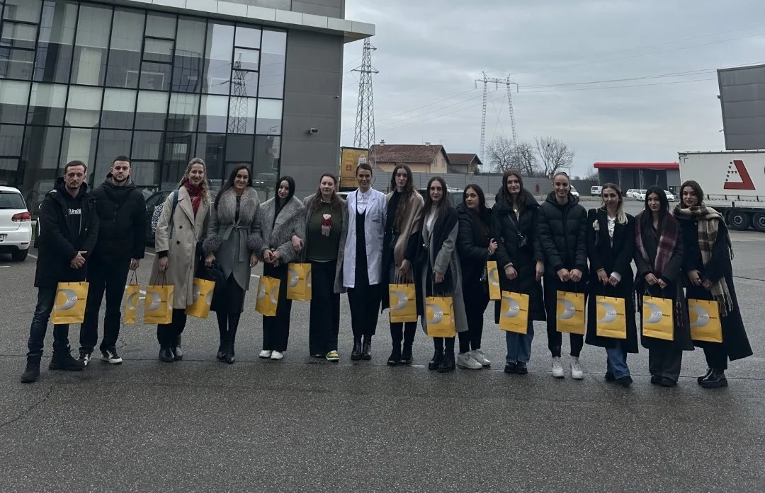 Studentët e UBT-së në Pejë vizitojnë fabrikën e kafesë: Eksplorim i inovacionit dhe menaxhimit të markës